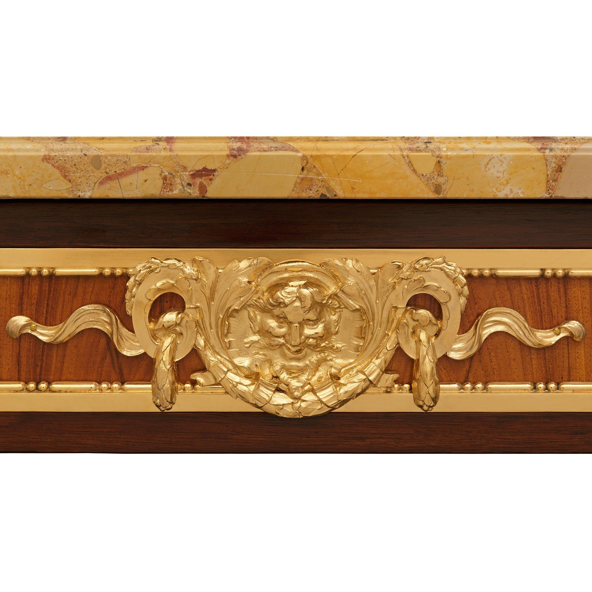 Table française du XIXe siècle de style Louis XVI en bois de tulipier, bois de roi, bronze doré et marbre. en vente 1