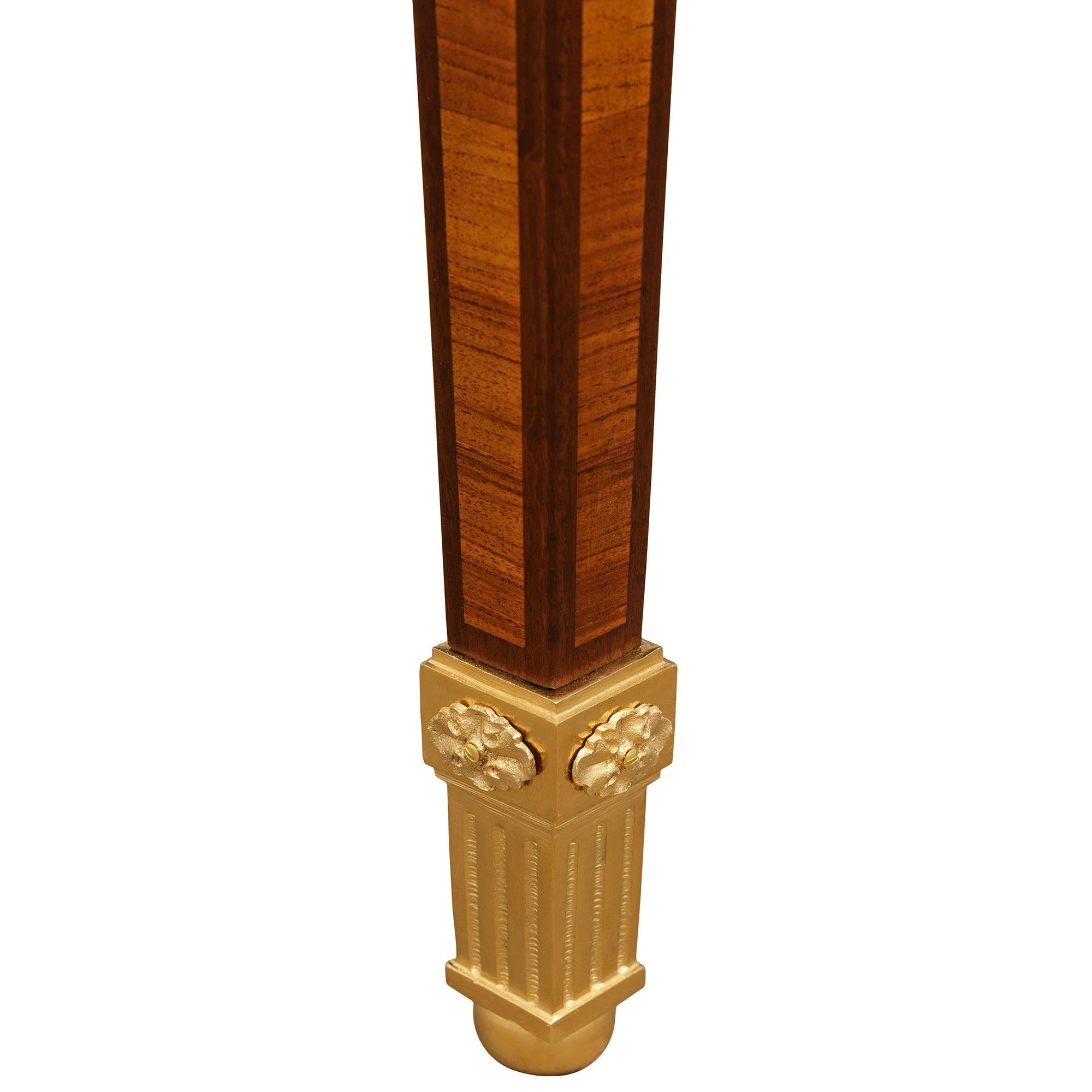 Table française du XIXe siècle de style Louis XVI en bois de tulipier, bois de roi, bronze doré et marbre. en vente 2