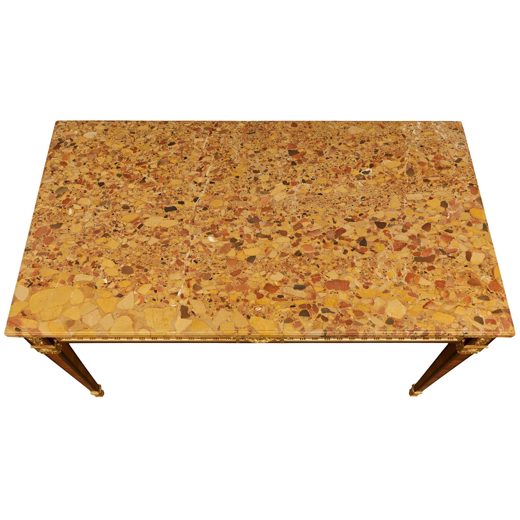 Table française du XIXe siècle de style Louis XVI en bois de tulipier, bois de roi, bronze doré et marbre. en vente 3