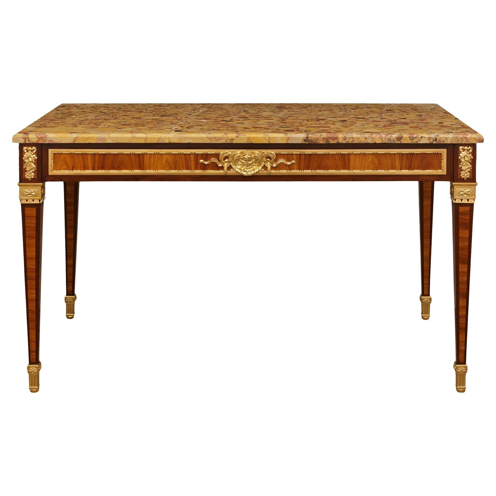 Mesa francesa del siglo XIX, estilo Luis XVI, de madera de tulipán, kingwood, ormolu y mármol