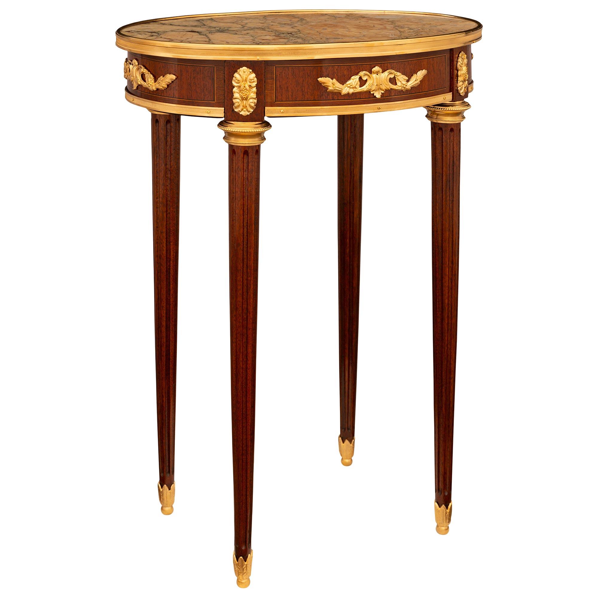 Français Table d'appoint en bois de tulipier, bronze doré et marbre, de style Louis XVI, du XIXe siècle en vente