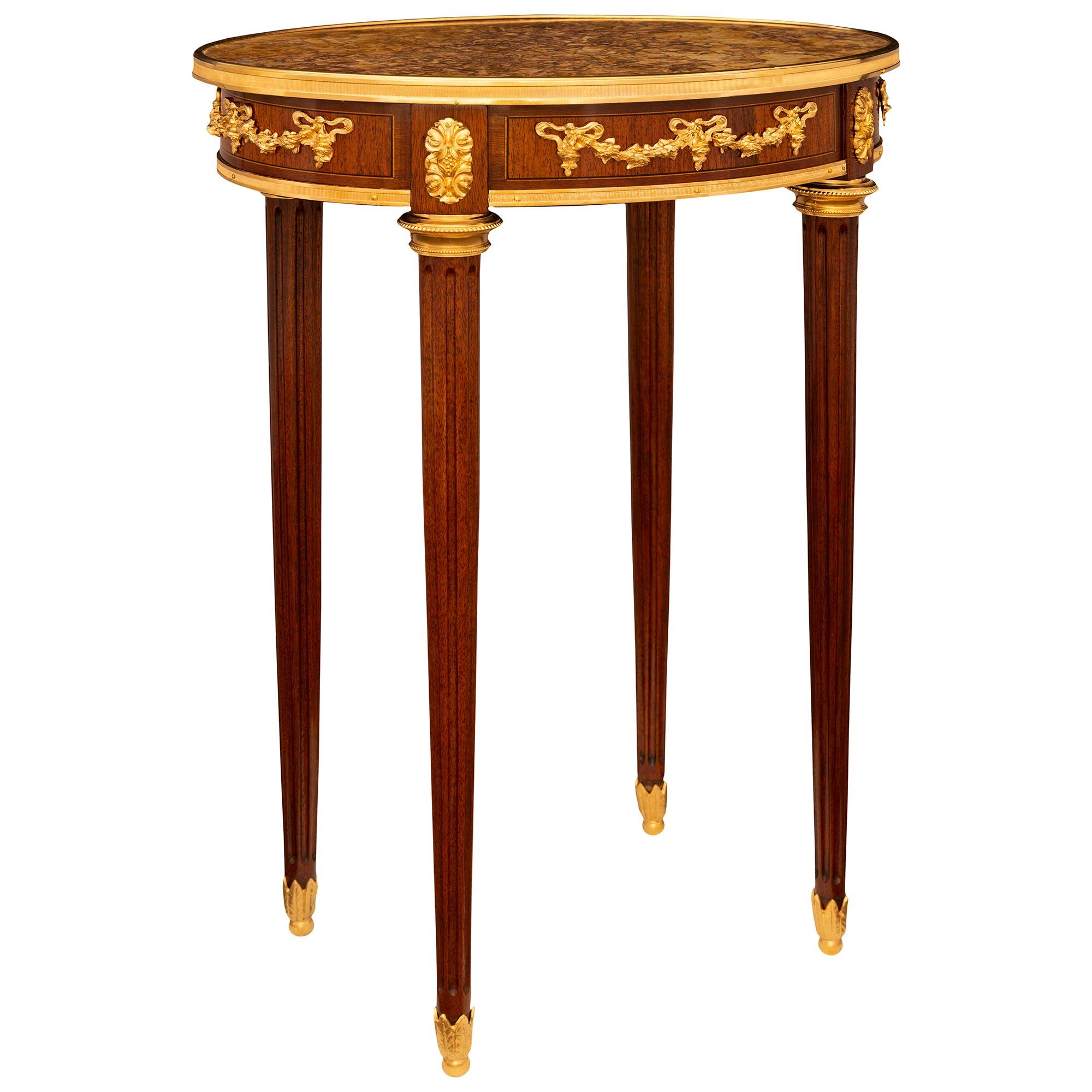 Français Table d'appoint en bois de tulipier, bronze doré et marbre, de style Louis XVI, du 19e siècle en vente