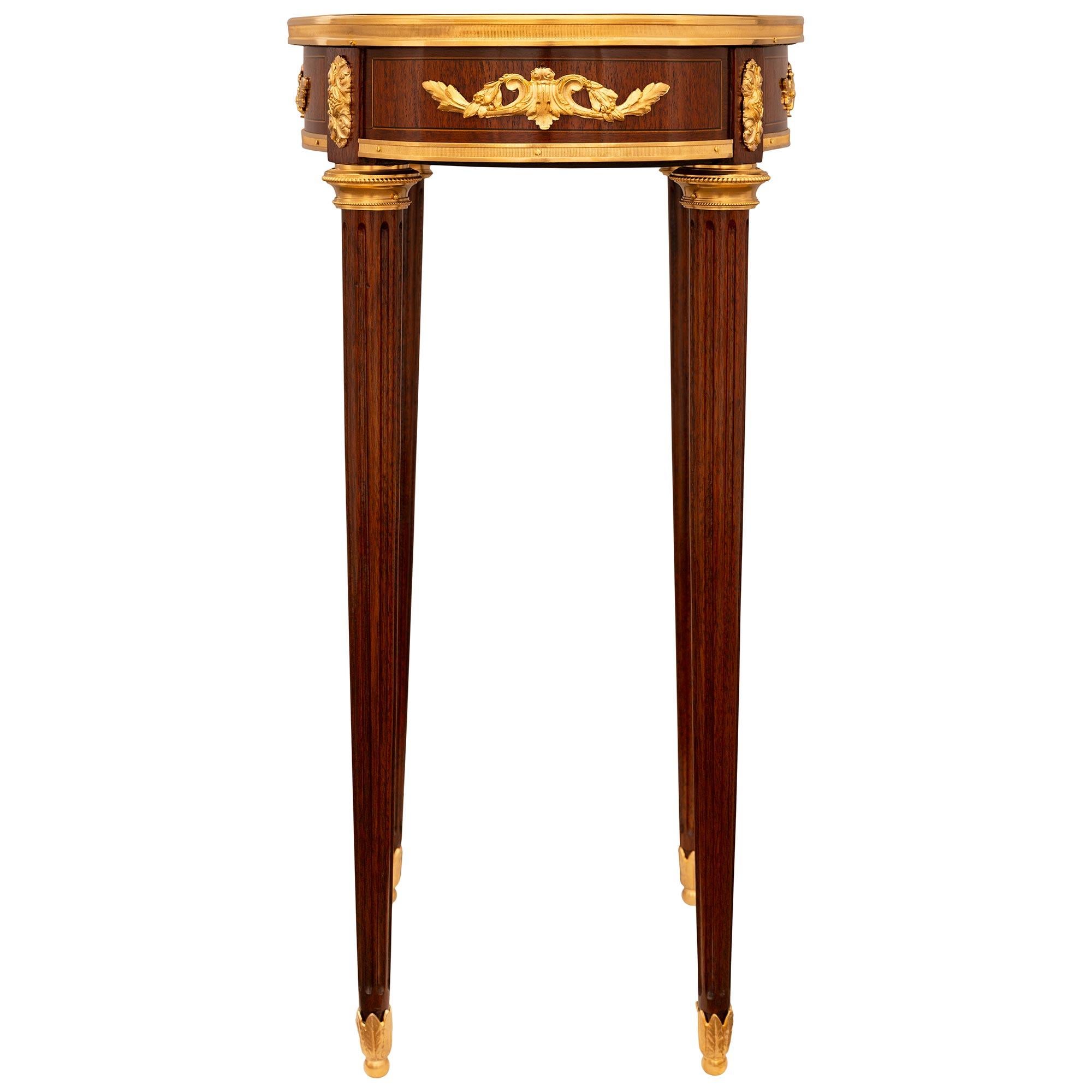 Table d'appoint en bois de tulipier, bronze doré et marbre, de style Louis XVI, du XIXe siècle Bon état - En vente à West Palm Beach, FL