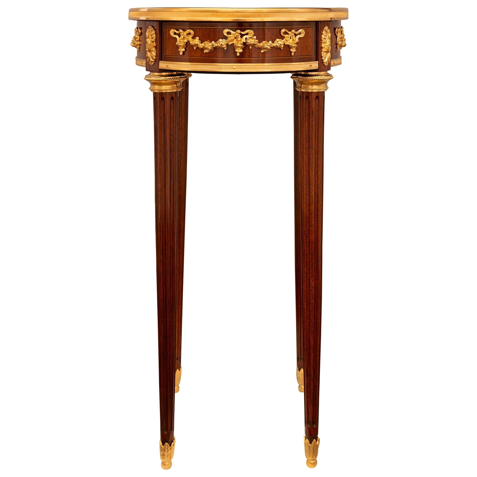 Table d'appoint en bois de tulipier, bronze doré et marbre, de style Louis XVI, du 19e siècle Bon état - En vente à West Palm Beach, FL