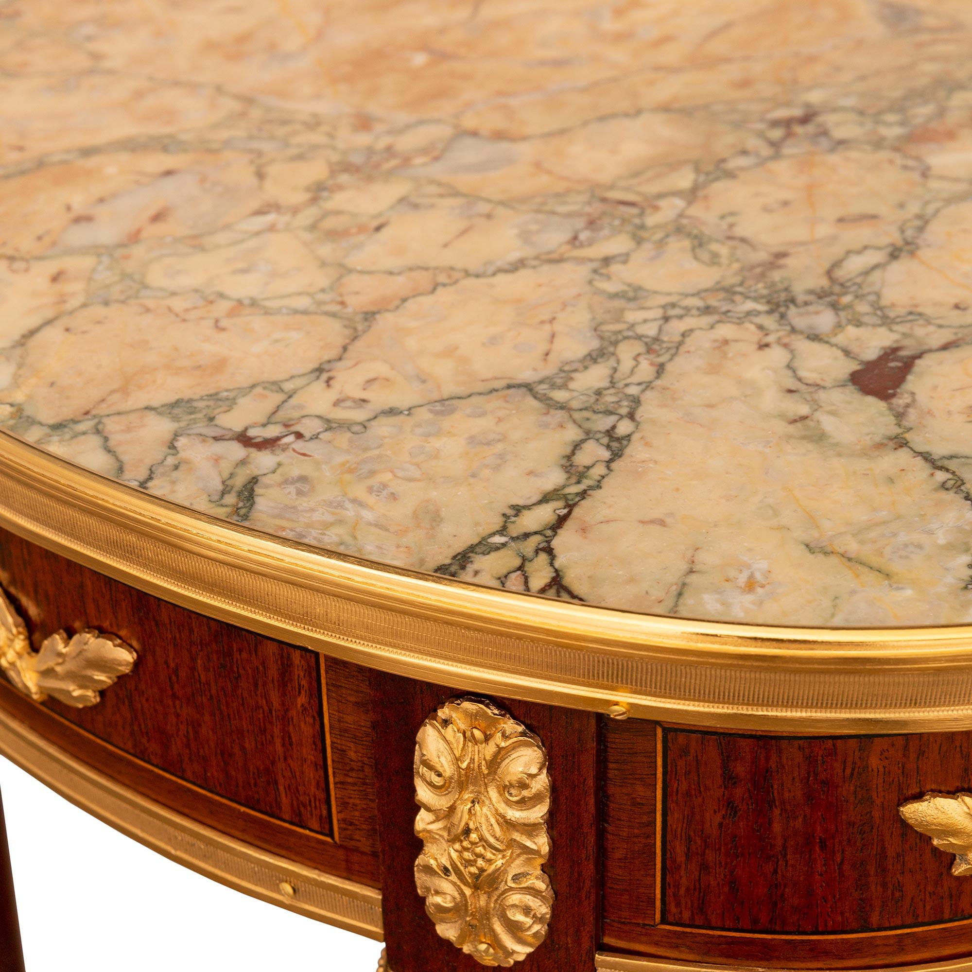 Bronze doré Table d'appoint en bois de tulipier, bronze doré et marbre, de style Louis XVI, du XIXe siècle en vente