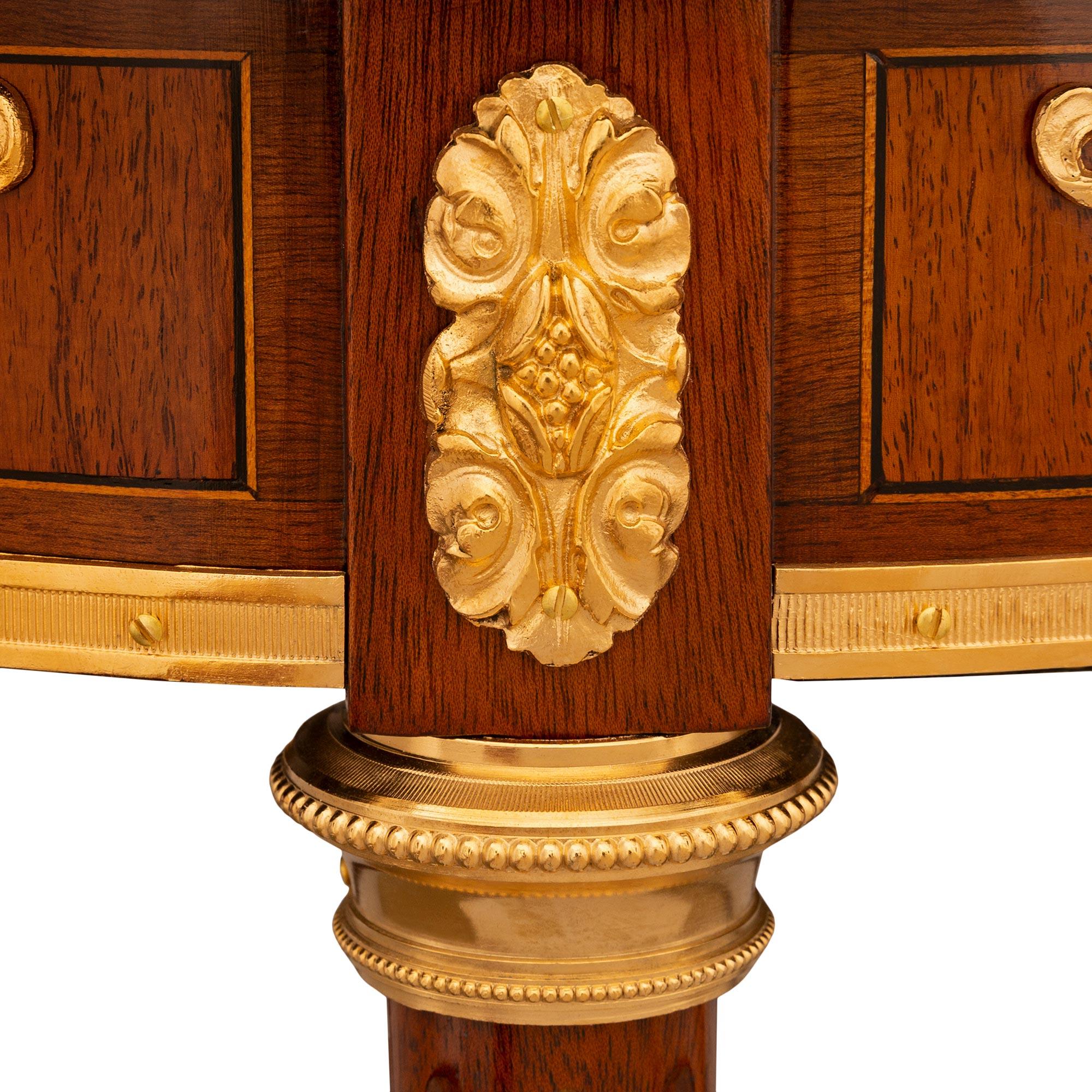 XIXe siècle Table d'appoint en bois de tulipier, bronze doré et marbre, de style Louis XVI, du 19e siècle en vente