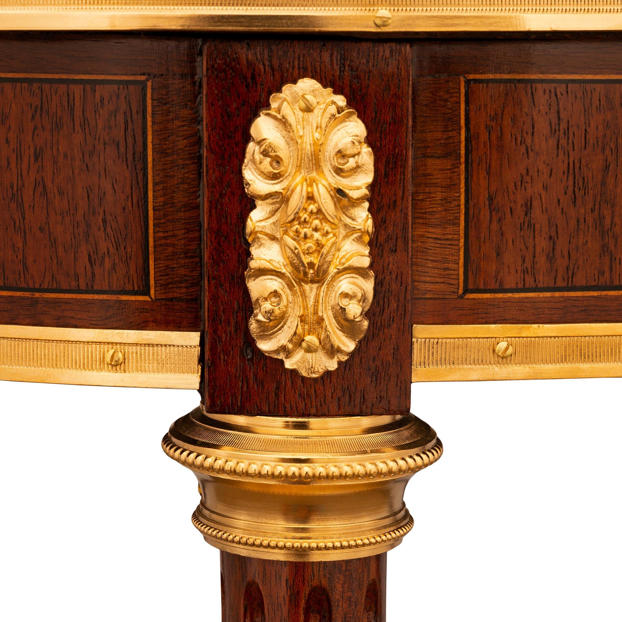 Table d'appoint en bois de tulipier, bronze doré et marbre, de style Louis XVI, du XIXe siècle en vente 1