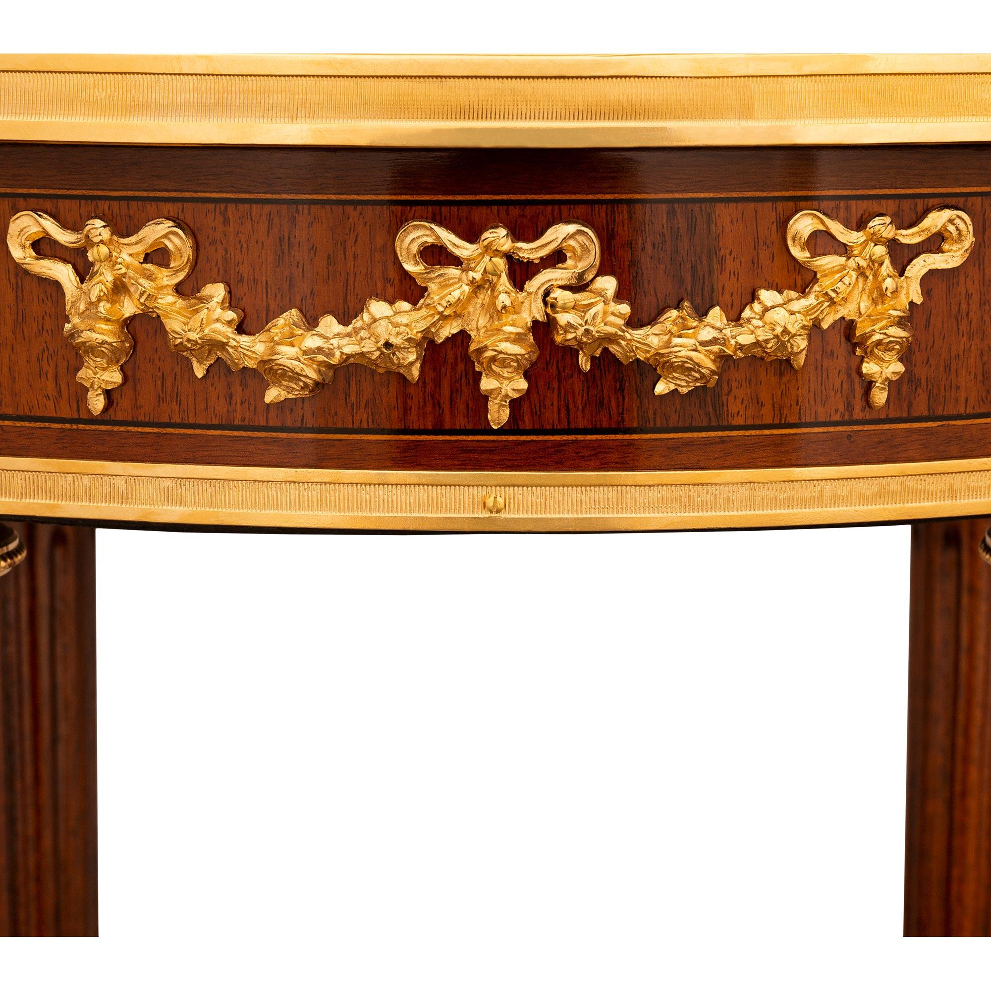 Bronze doré Table d'appoint en bois de tulipier, bronze doré et marbre, de style Louis XVI, du 19e siècle en vente