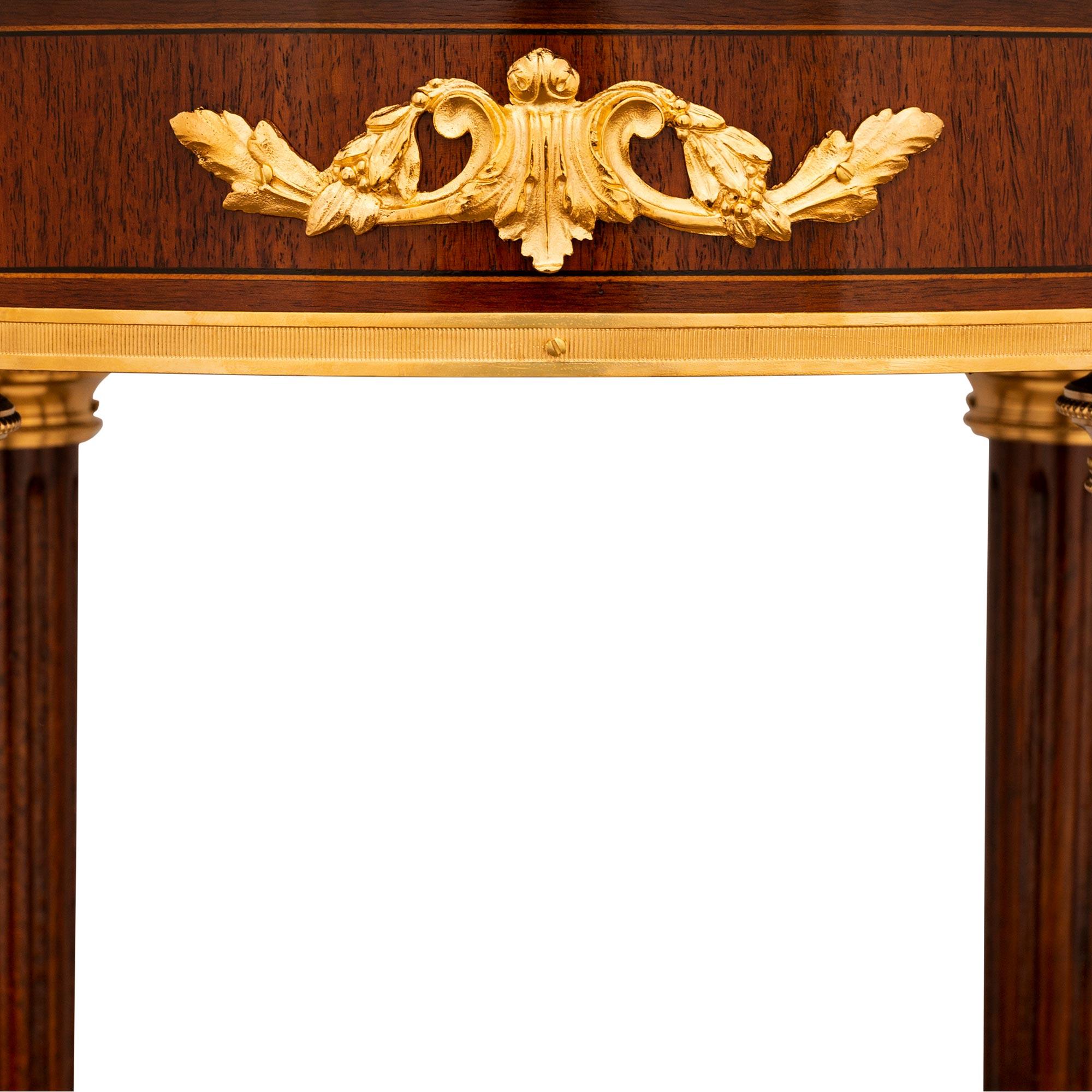 Table d'appoint en bois de tulipier, bronze doré et marbre, de style Louis XVI, du XIXe siècle en vente 2