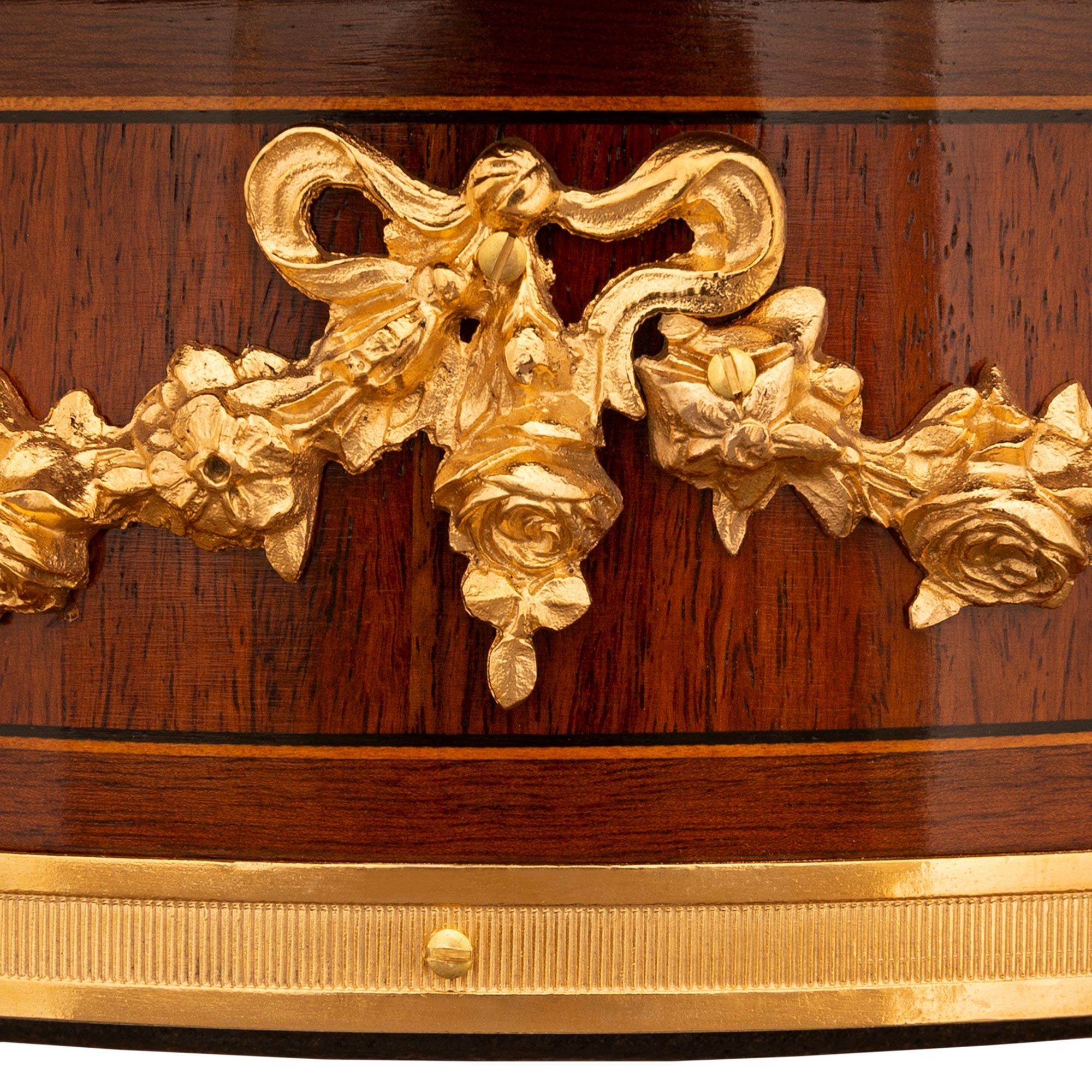 Table d'appoint en bois de tulipier, bronze doré et marbre, de style Louis XVI, du 19e siècle en vente 1