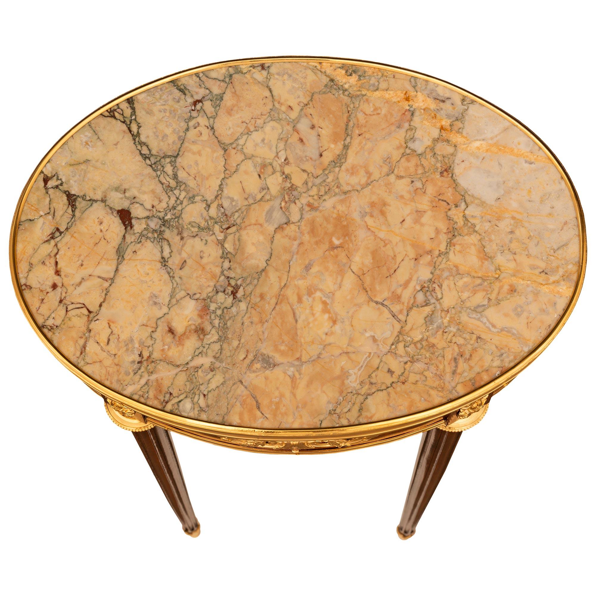 Table d'appoint en bois de tulipier, bronze doré et marbre, de style Louis XVI, du XIXe siècle en vente 3