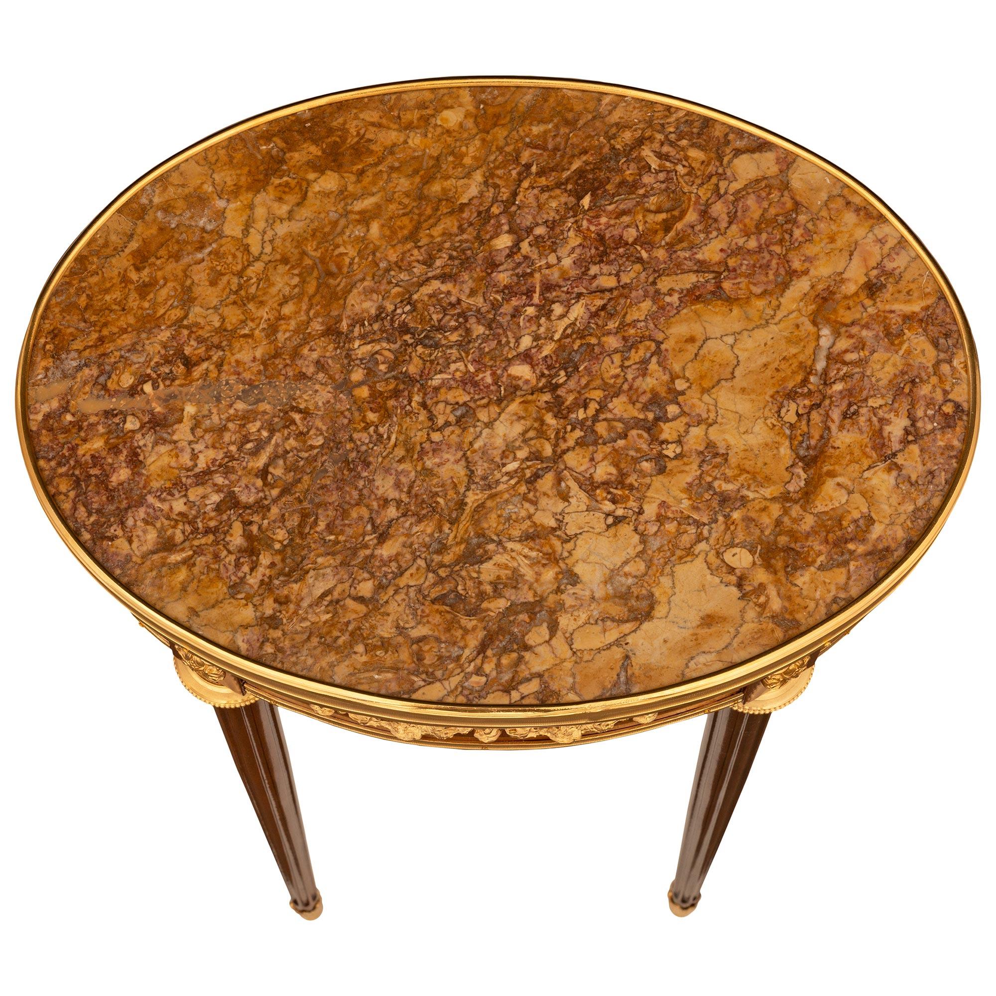 Table d'appoint en bois de tulipier, bronze doré et marbre, de style Louis XVI, du 19e siècle en vente 2