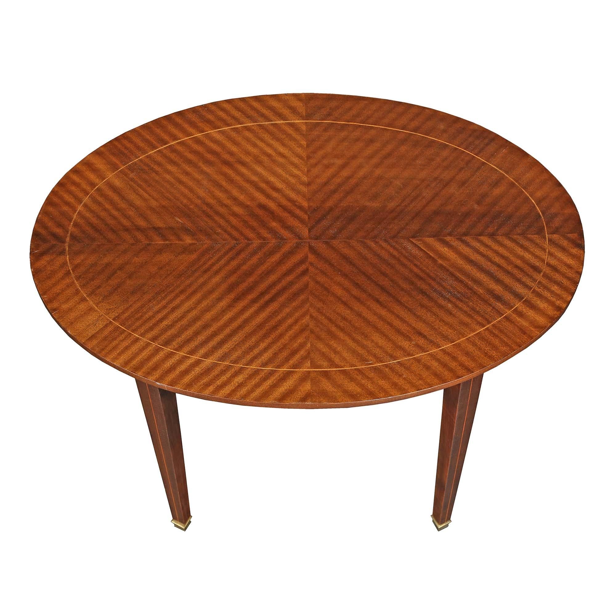 Ein attraktiver französischer Beistelltisch aus Tulpenholz im Stil Louis XVI des 19. Der Tisch steht auf geraden, spitz zulaufenden Beinen mit quadratischen Ormolu-Sabots. Der Tisch ist mit einer Tulipwood-Bordüre an der Schürze eingelegt und hat
