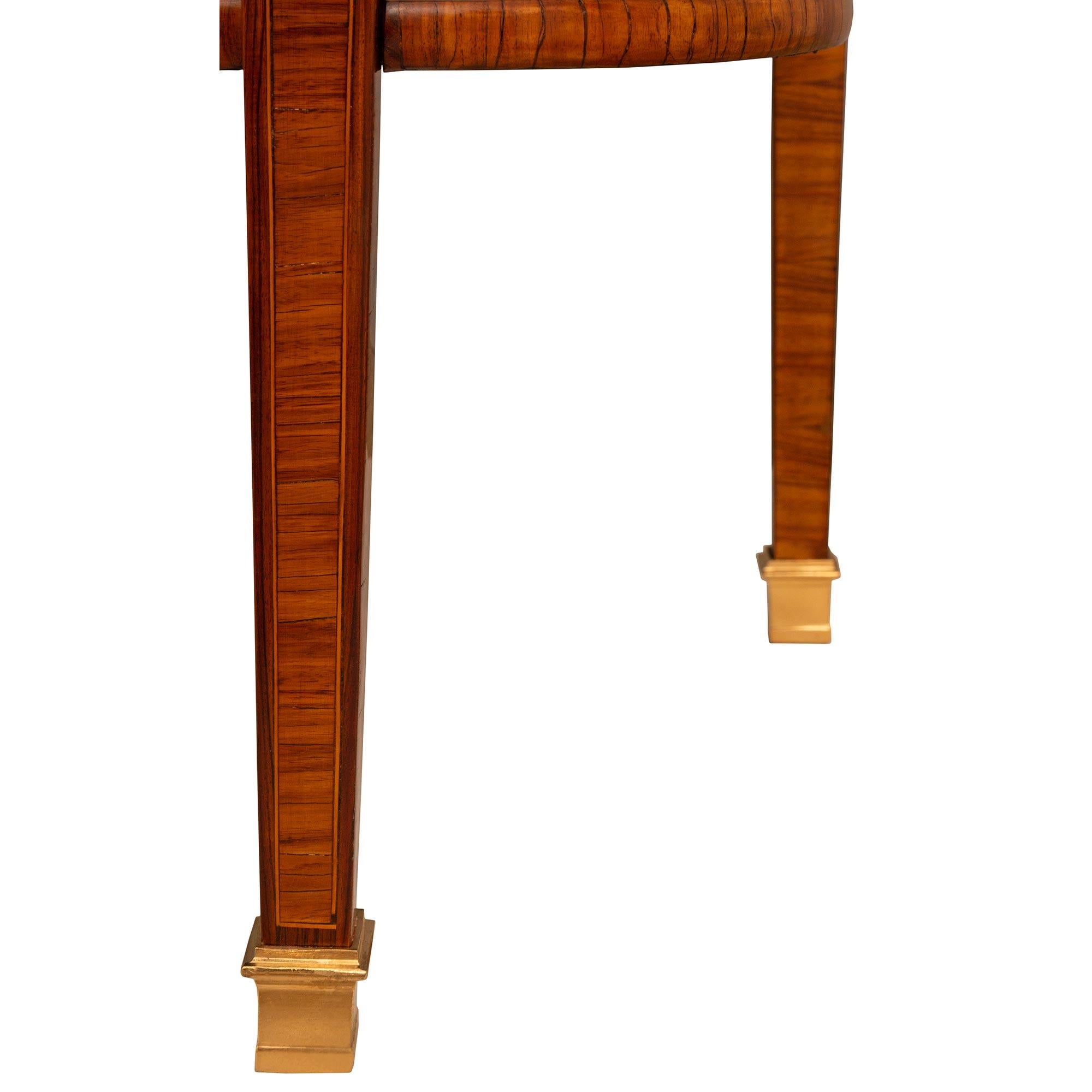 Console francese del XIX secolo in legno di tulipano, noce, ormeggio e marmo di stile Luigi XVI in vendita 4