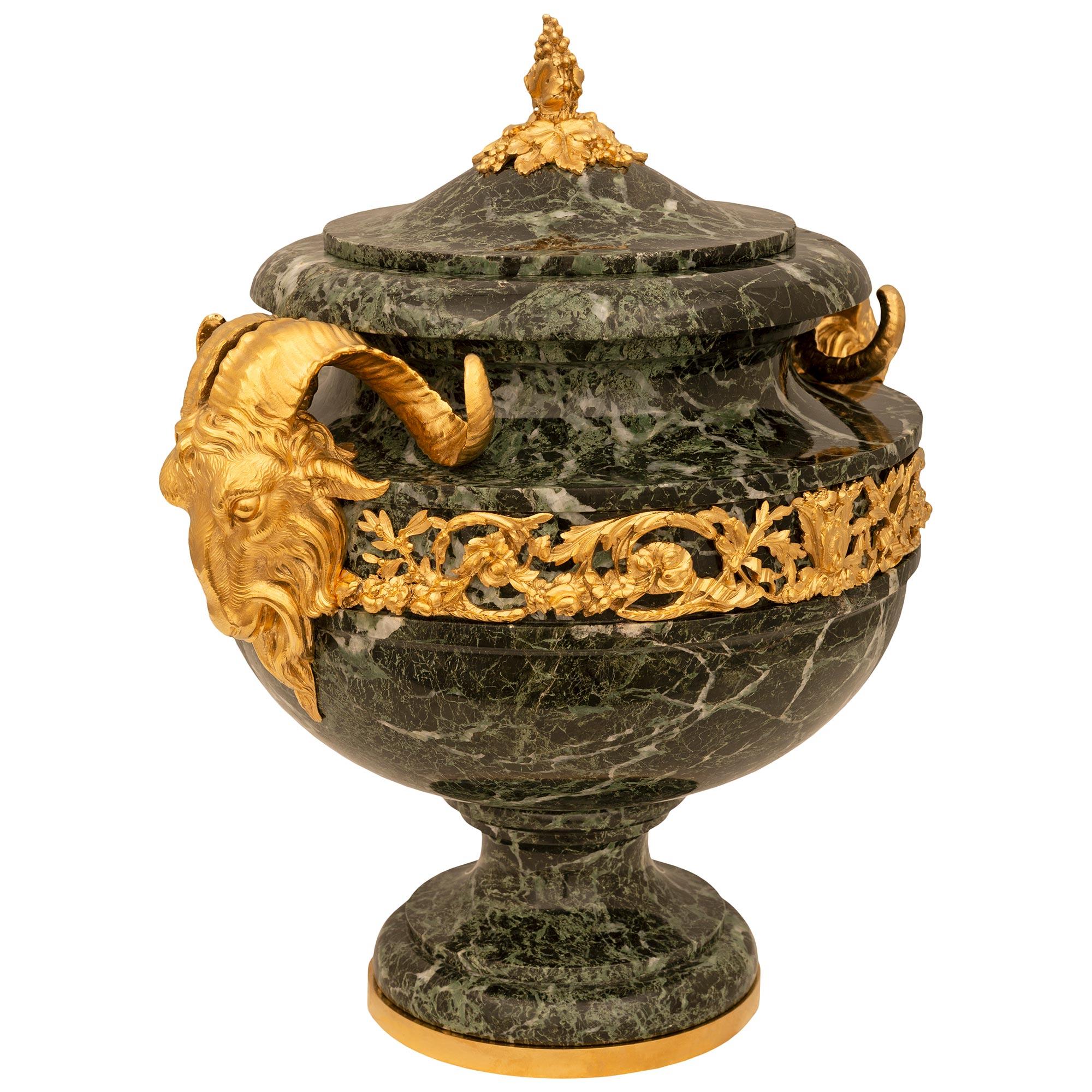 Francese Urna francese del XIX secolo Luigi XVI st. Vert de Patricia e Ormolu in vendita