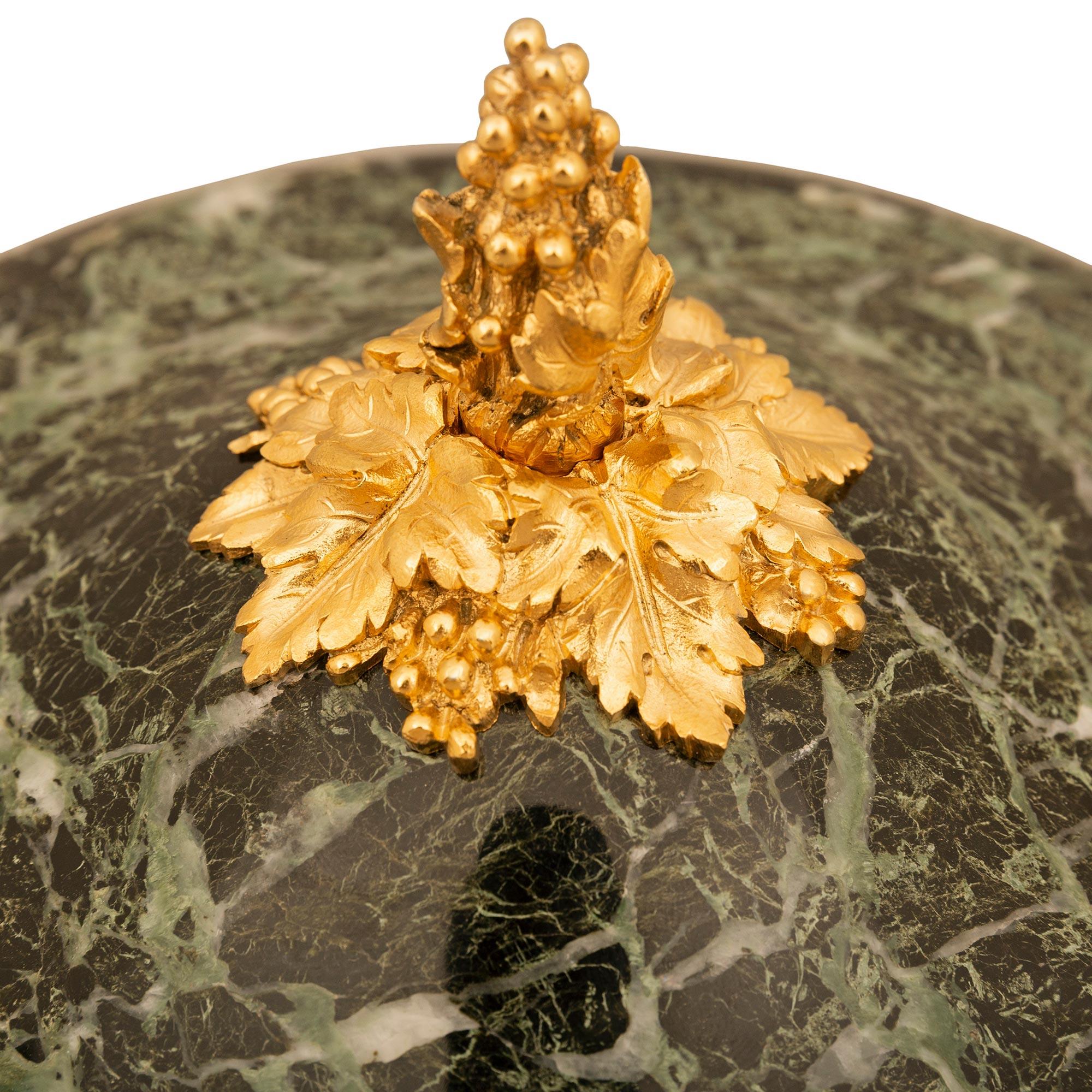 Similoro Urna francese del XIX secolo Luigi XVI st. Vert de Patricia e Ormolu in vendita