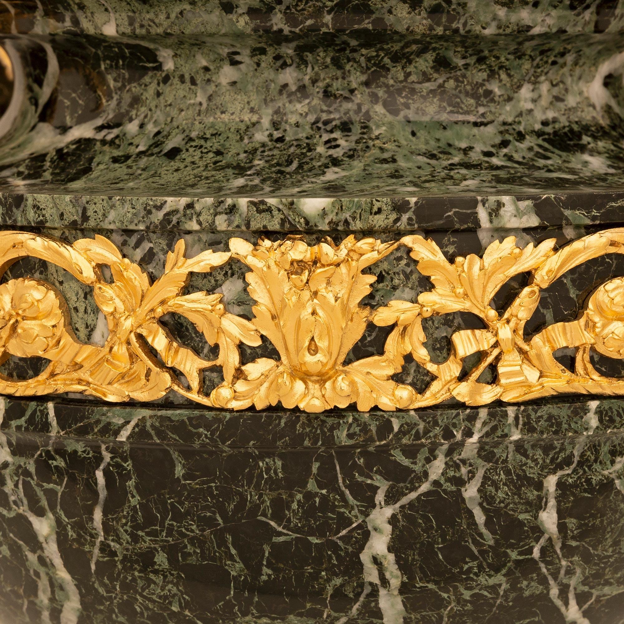 Urna francese del XIX secolo Luigi XVI st. Vert de Patricia e Ormolu in vendita 2