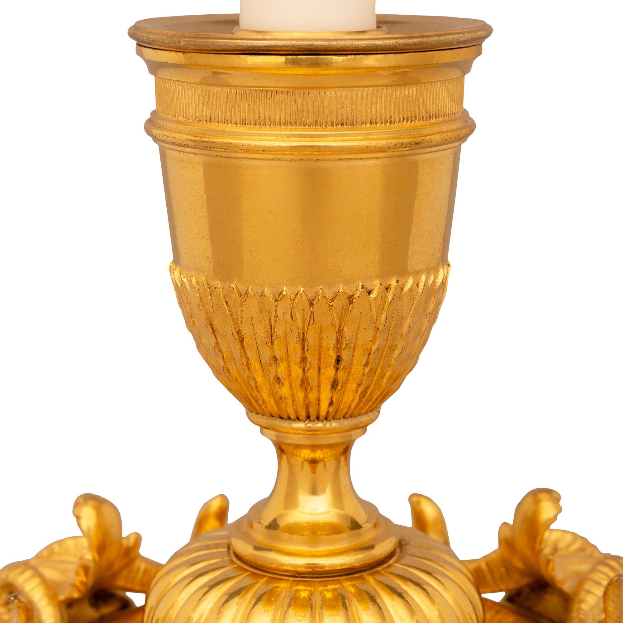 Louis XVI Lampe Athénienne en porcelaine et bronze doré de Wedgwood du XIXe siècle en vente