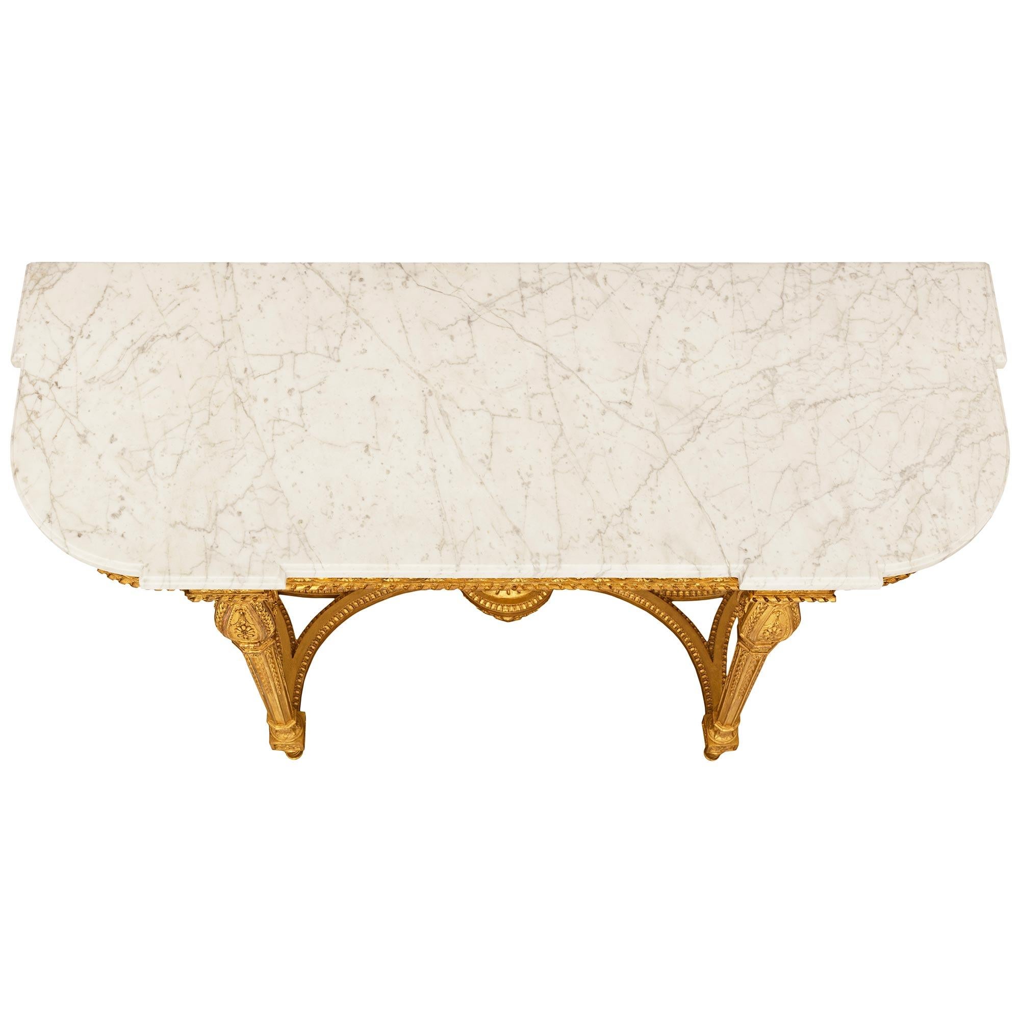 Console francese del XIX secolo in stile Luigi XVI in marmo bianco di Carrara e legno d'orato in vendita 5
