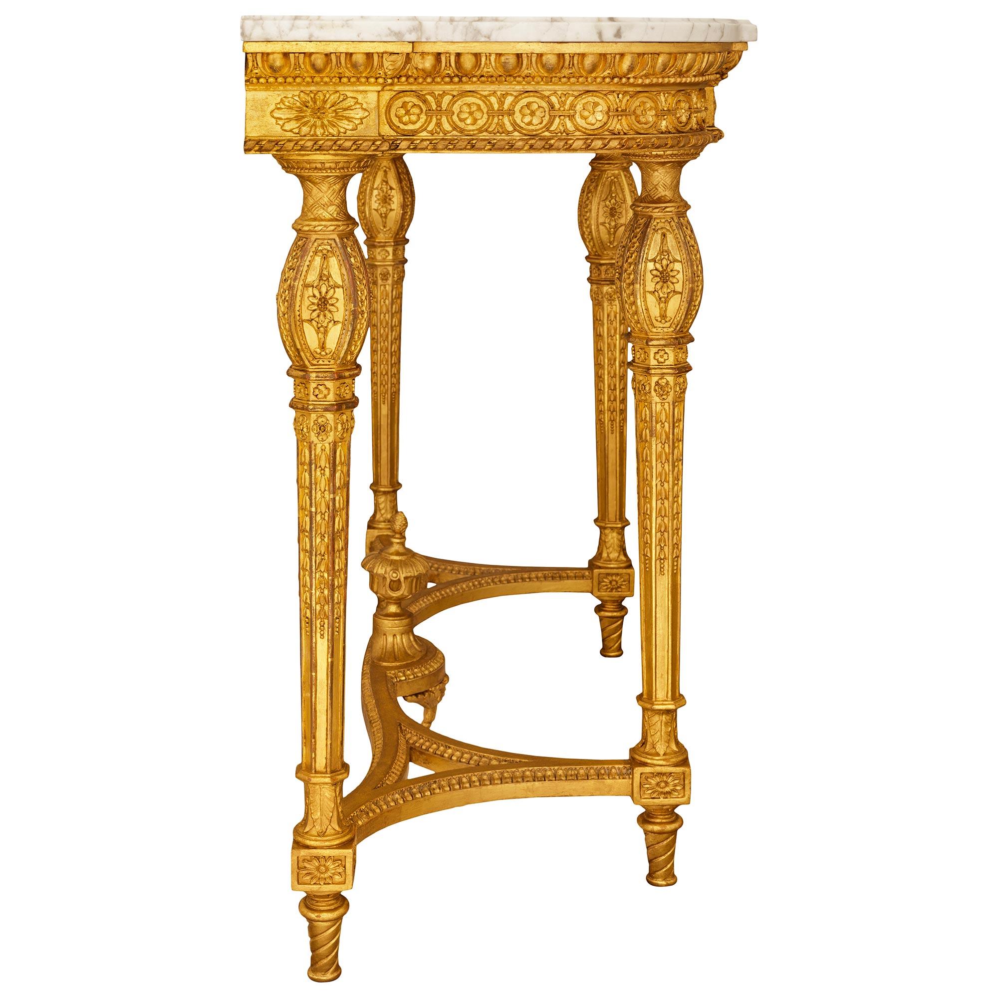 Console francese del XIX secolo in stile Luigi XVI in marmo bianco di Carrara e legno d'orato In condizioni buone in vendita a West Palm Beach, FL