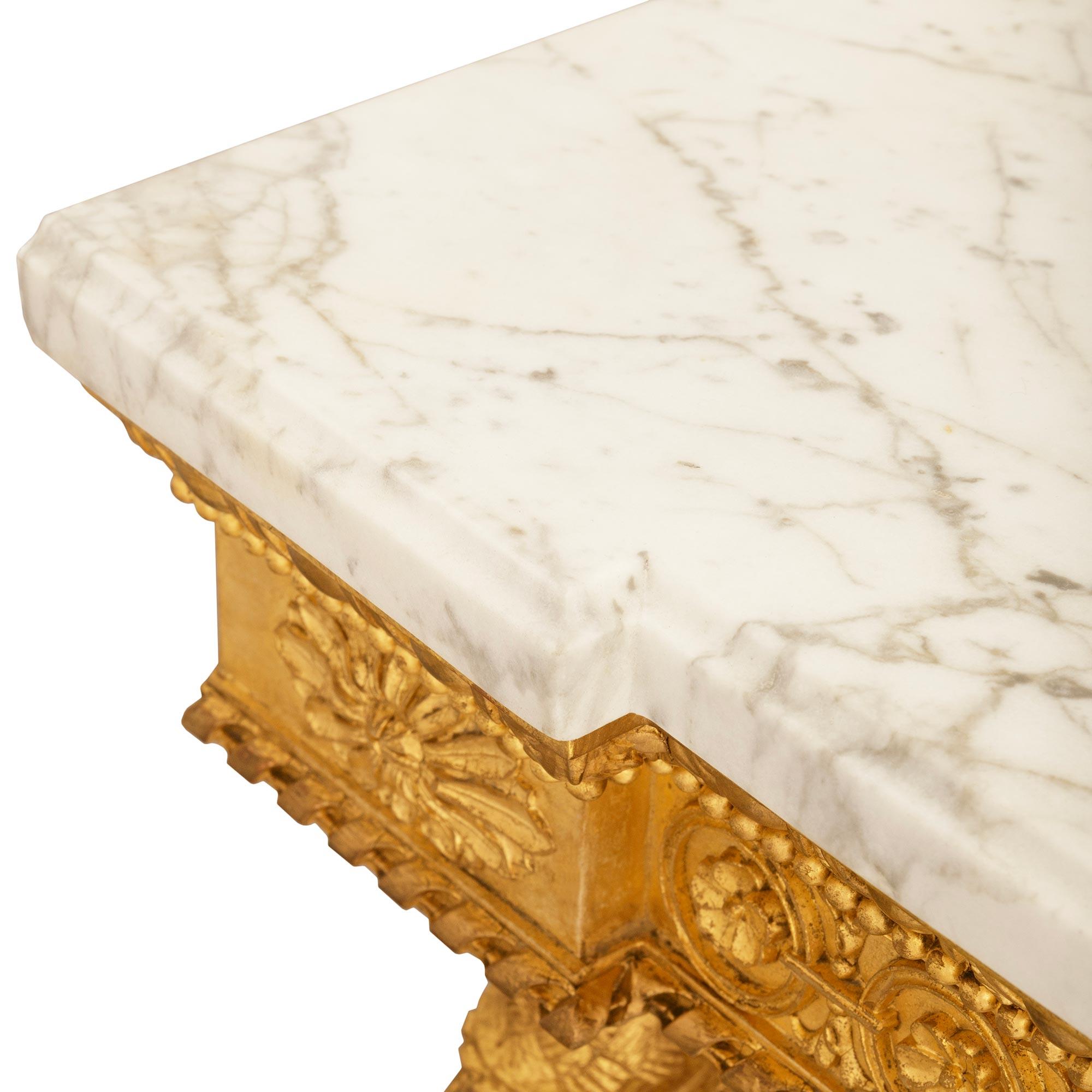 Marmo Console francese del XIX secolo in stile Luigi XVI in marmo bianco di Carrara e legno d'orato in vendita