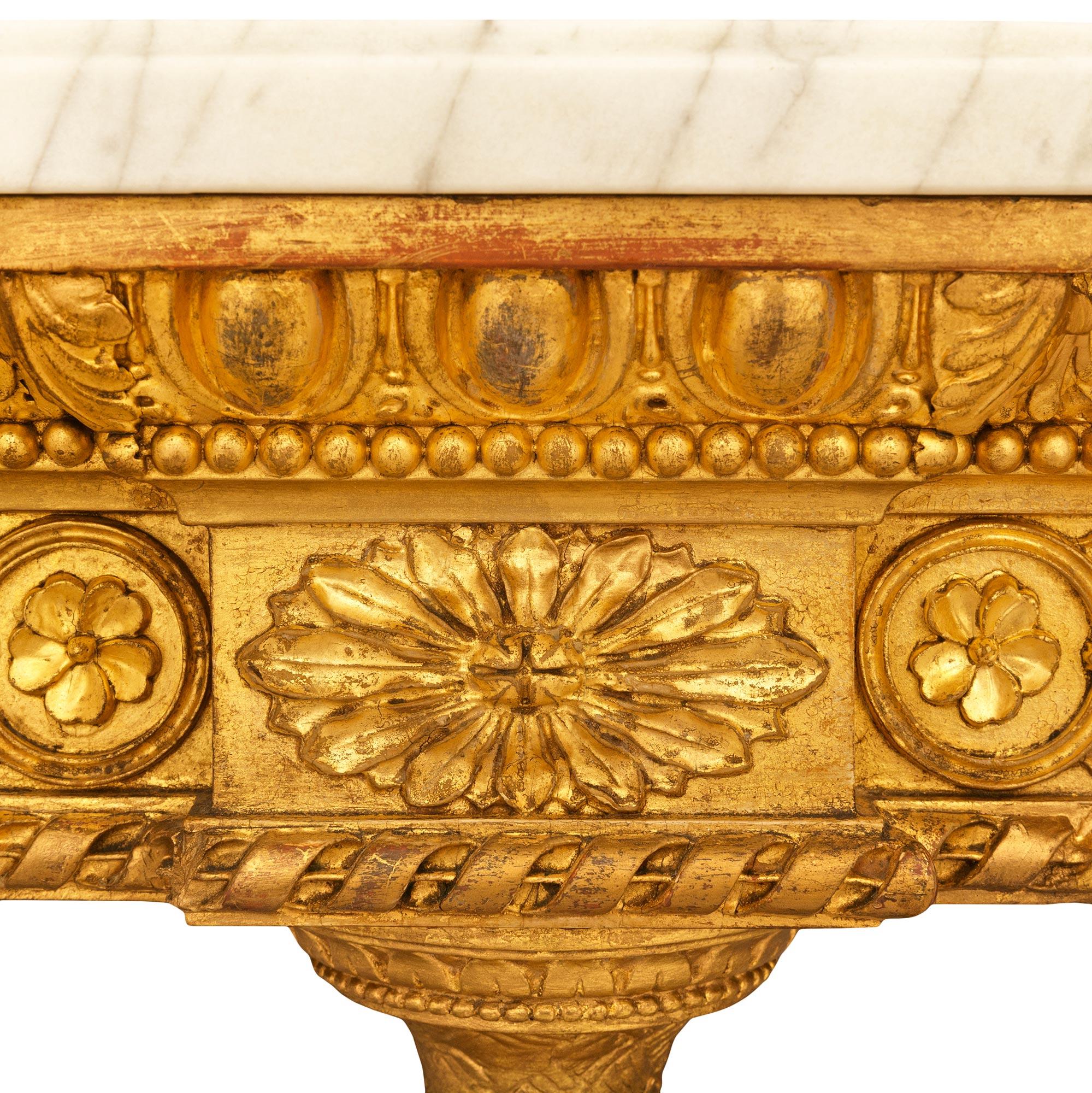 Console francese del XIX secolo in stile Luigi XVI in marmo bianco di Carrara e legno d'orato in vendita 1