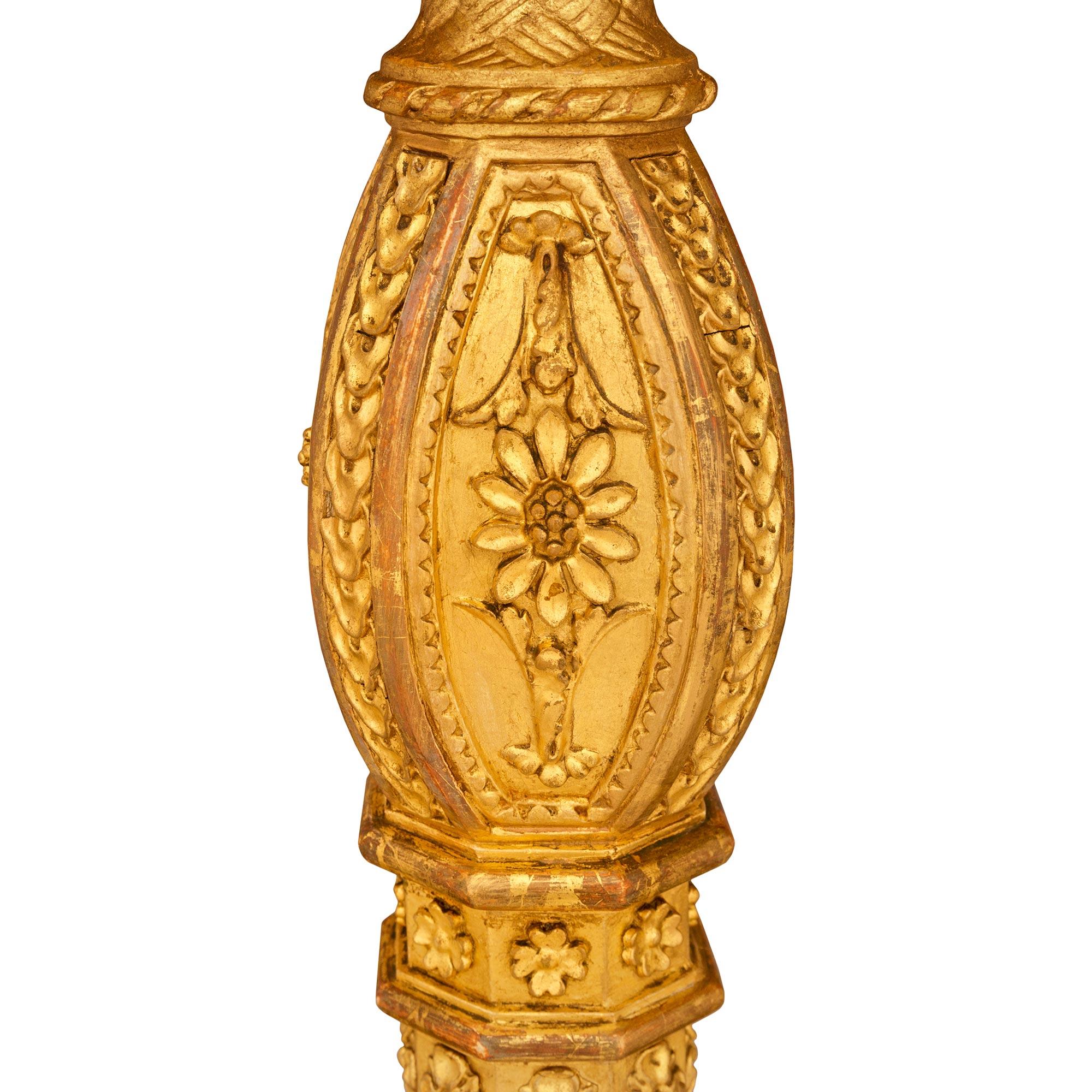 Console francese del XIX secolo in stile Luigi XVI in marmo bianco di Carrara e legno d'orato in vendita 2