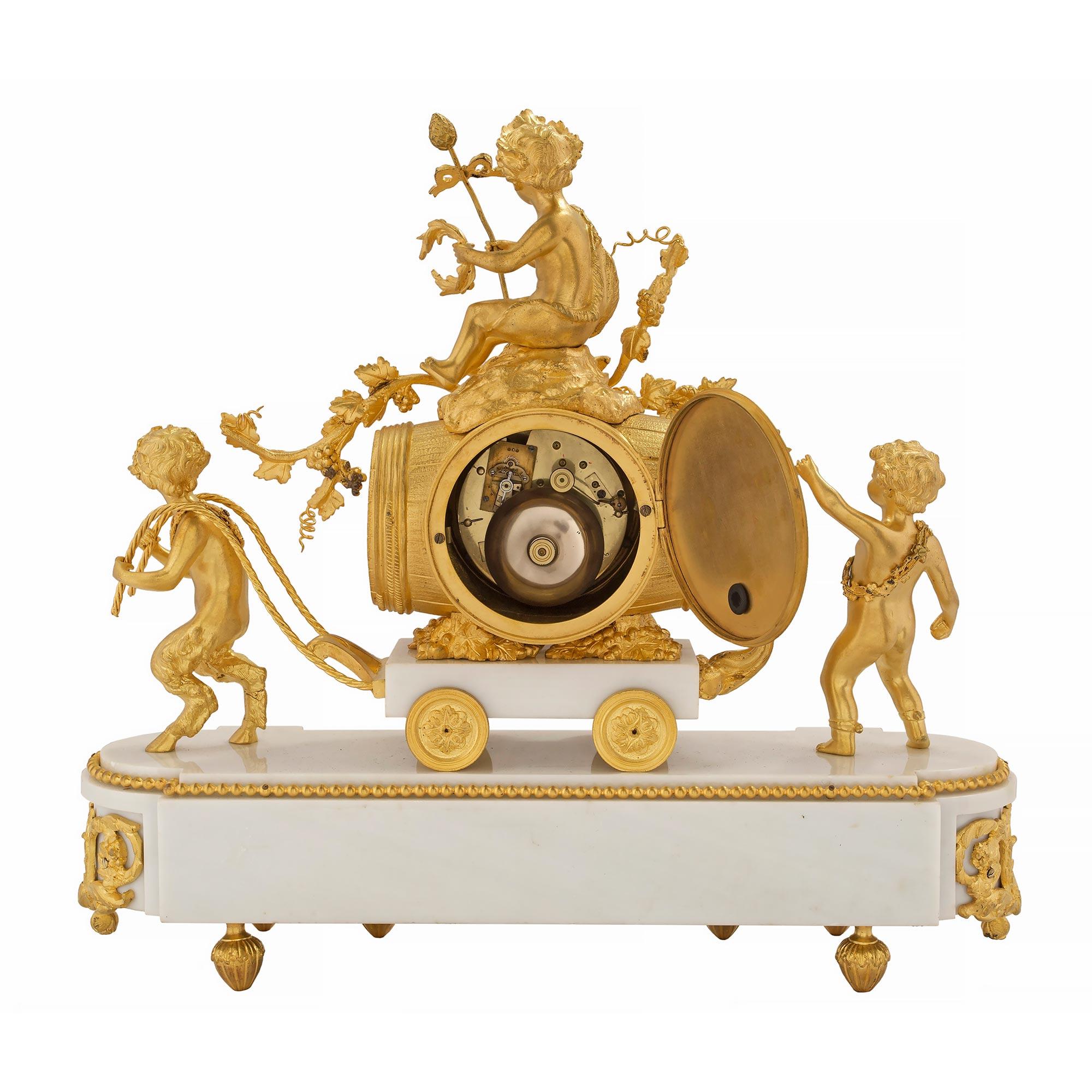 Uhr aus weißem Carrara-Marmor und Goldbronze, Louis XVI.-Stil, 19. Jahrhundert im Zustand „Gut“ im Angebot in West Palm Beach, FL