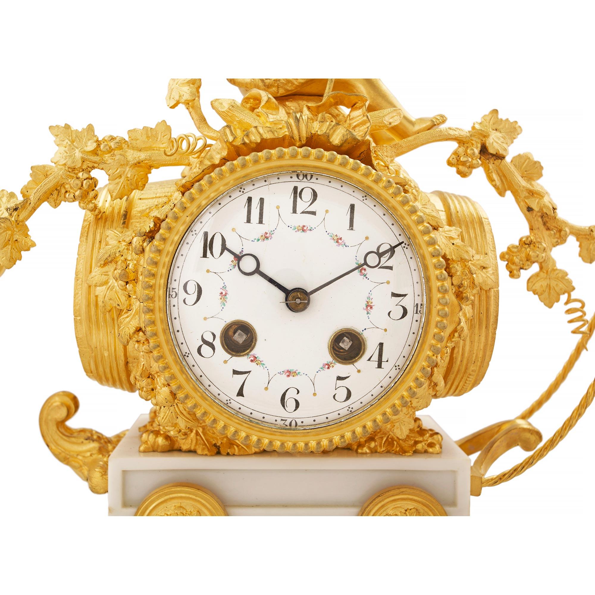 Uhr aus weißem Carrara-Marmor und Goldbronze, Louis XVI.-Stil, 19. Jahrhundert im Angebot 1