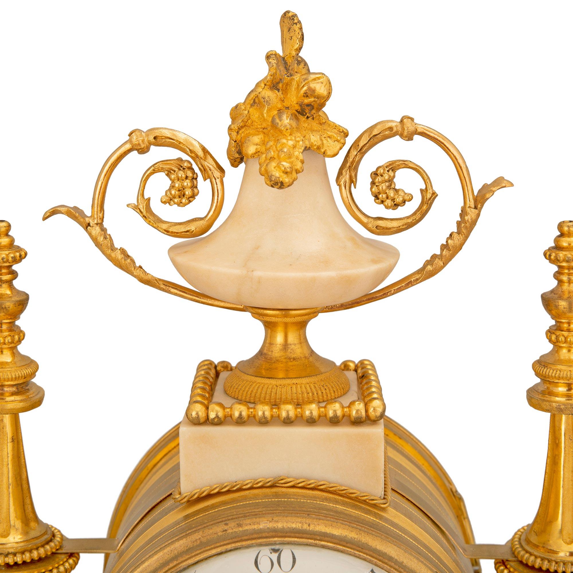 Bronze doré Horloge française du XIXe siècle de style Louis XVI en marbre blanc de Carrare et bronze doré en vente