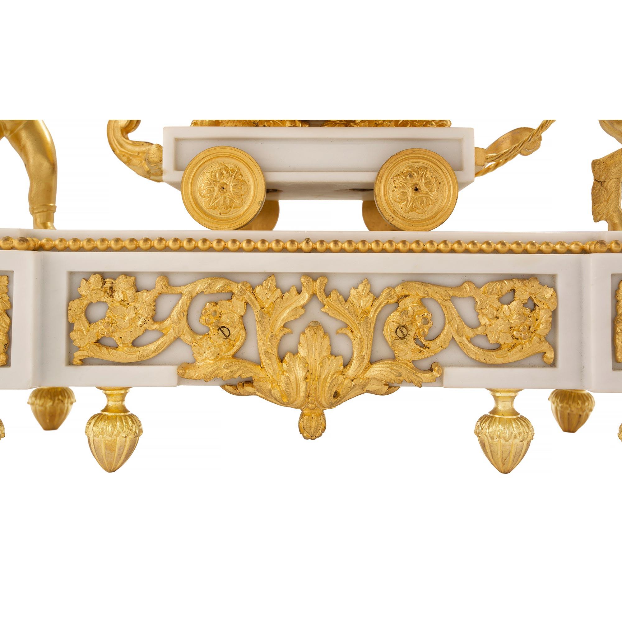 Horloge française du XIXe siècle de style Louis XVI en marbre blanc de Carrare et bronze doré en vente 1