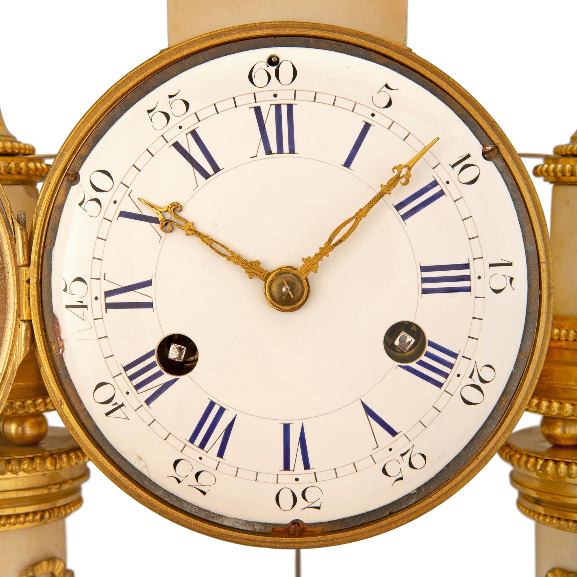 Uhr aus weißem Carrara-Marmor und Goldbronze, Louis XVI.-Stil, 19. Jahrhundert im Angebot 2