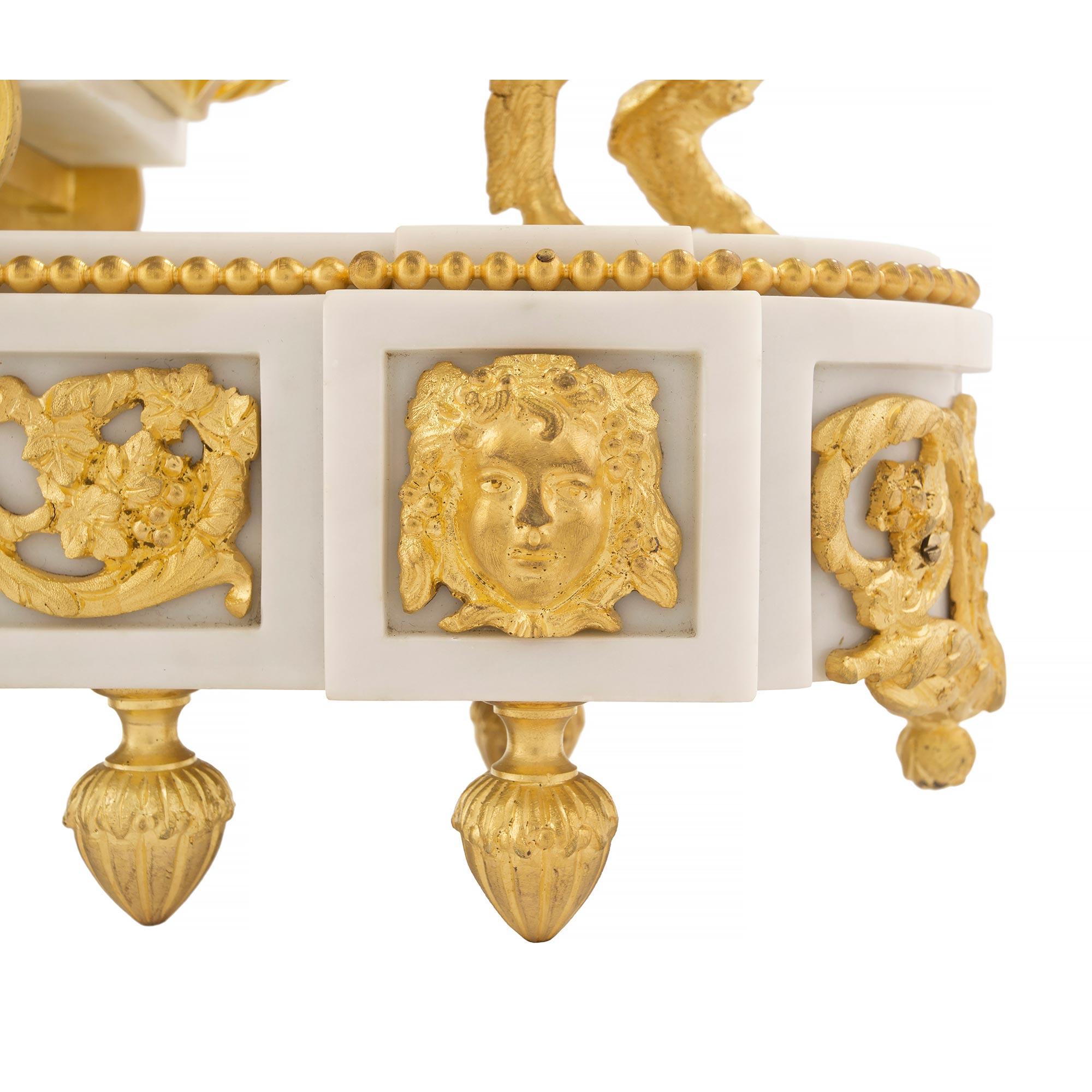Uhr aus weißem Carrara-Marmor und Goldbronze, Louis XVI.-Stil, 19. Jahrhundert im Angebot 4