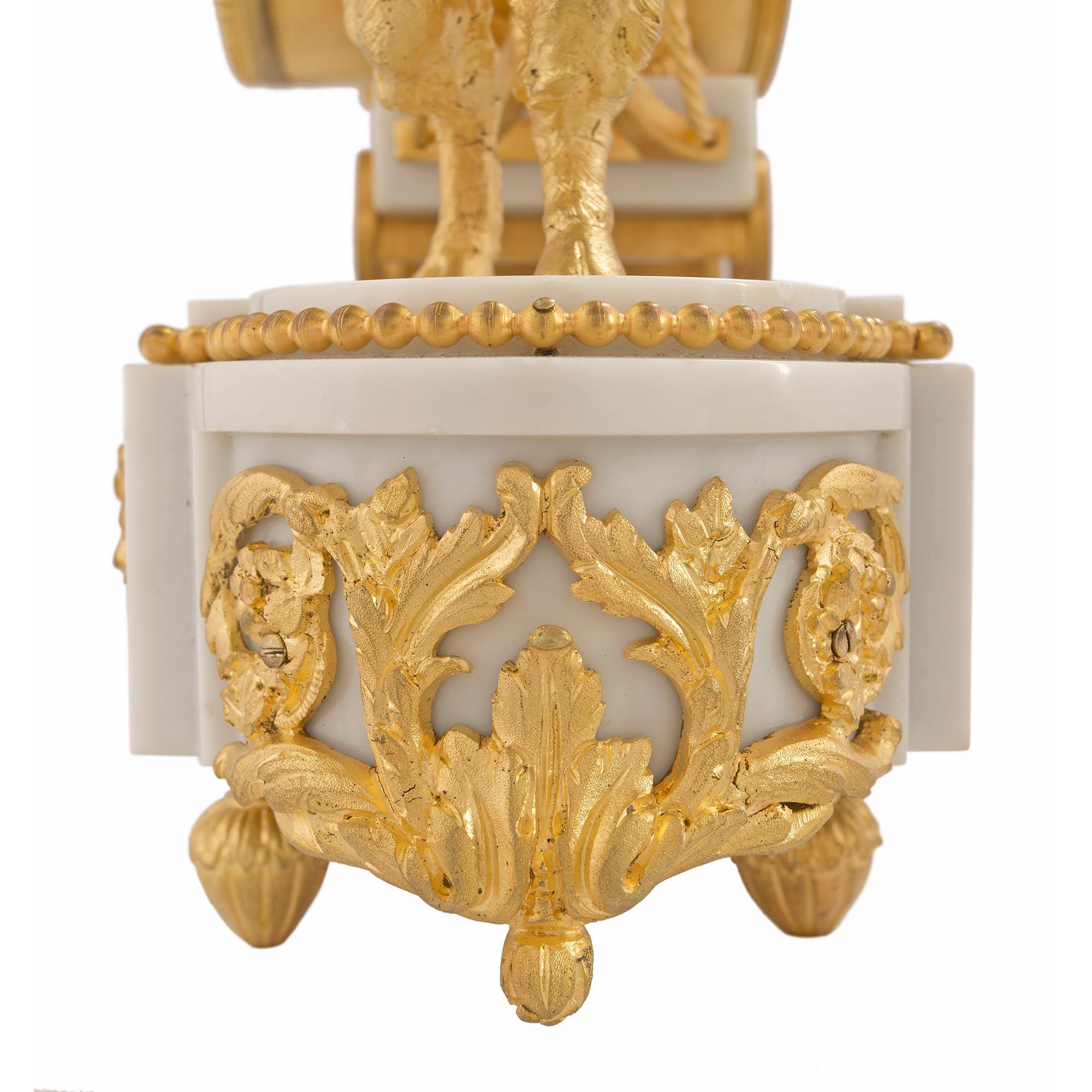 Horloge française du XIXe siècle de style Louis XVI en marbre blanc de Carrare et bronze doré en vente 4