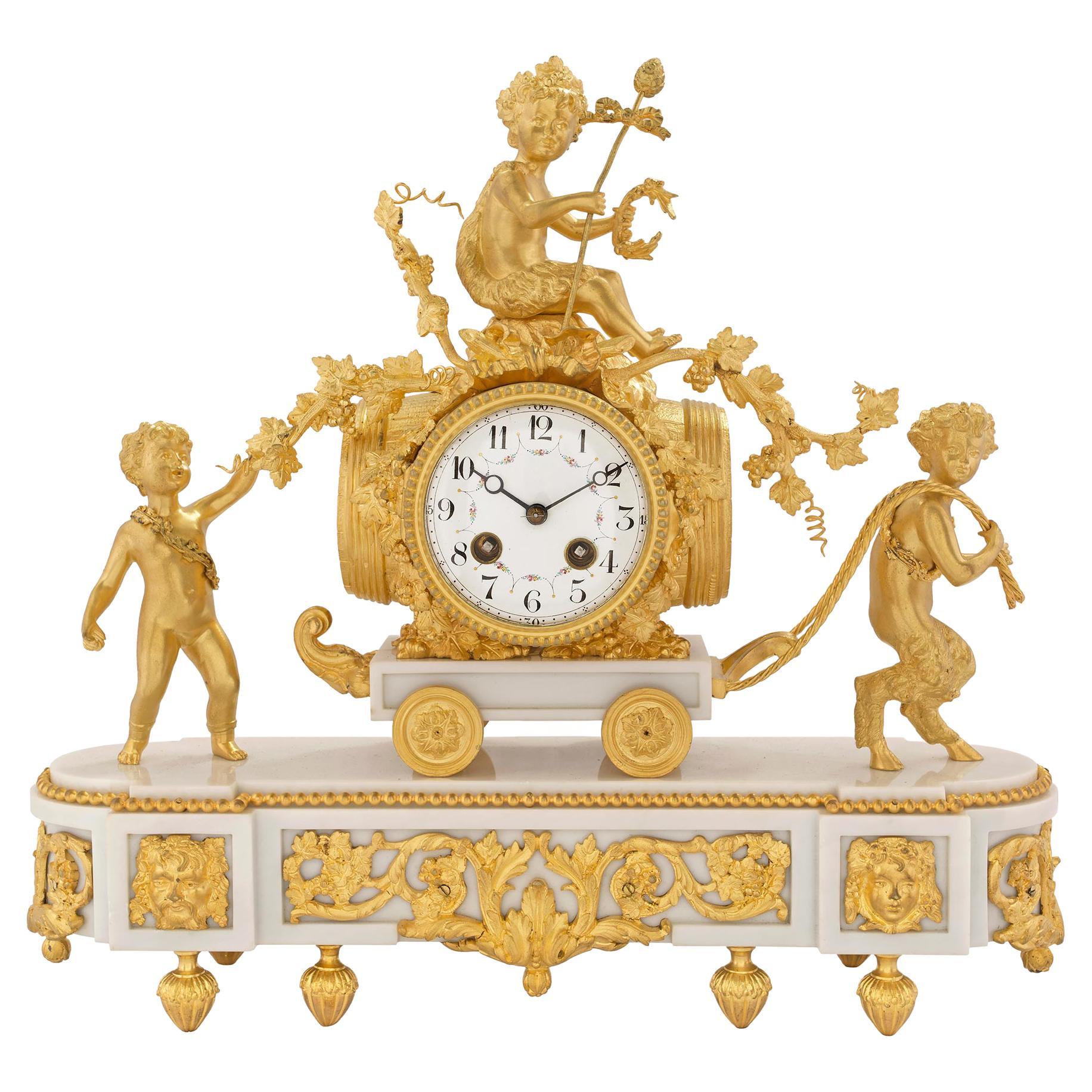 Reloj francés de mármol de carrara blanco y ormolu de San Luis XVI del siglo XIX