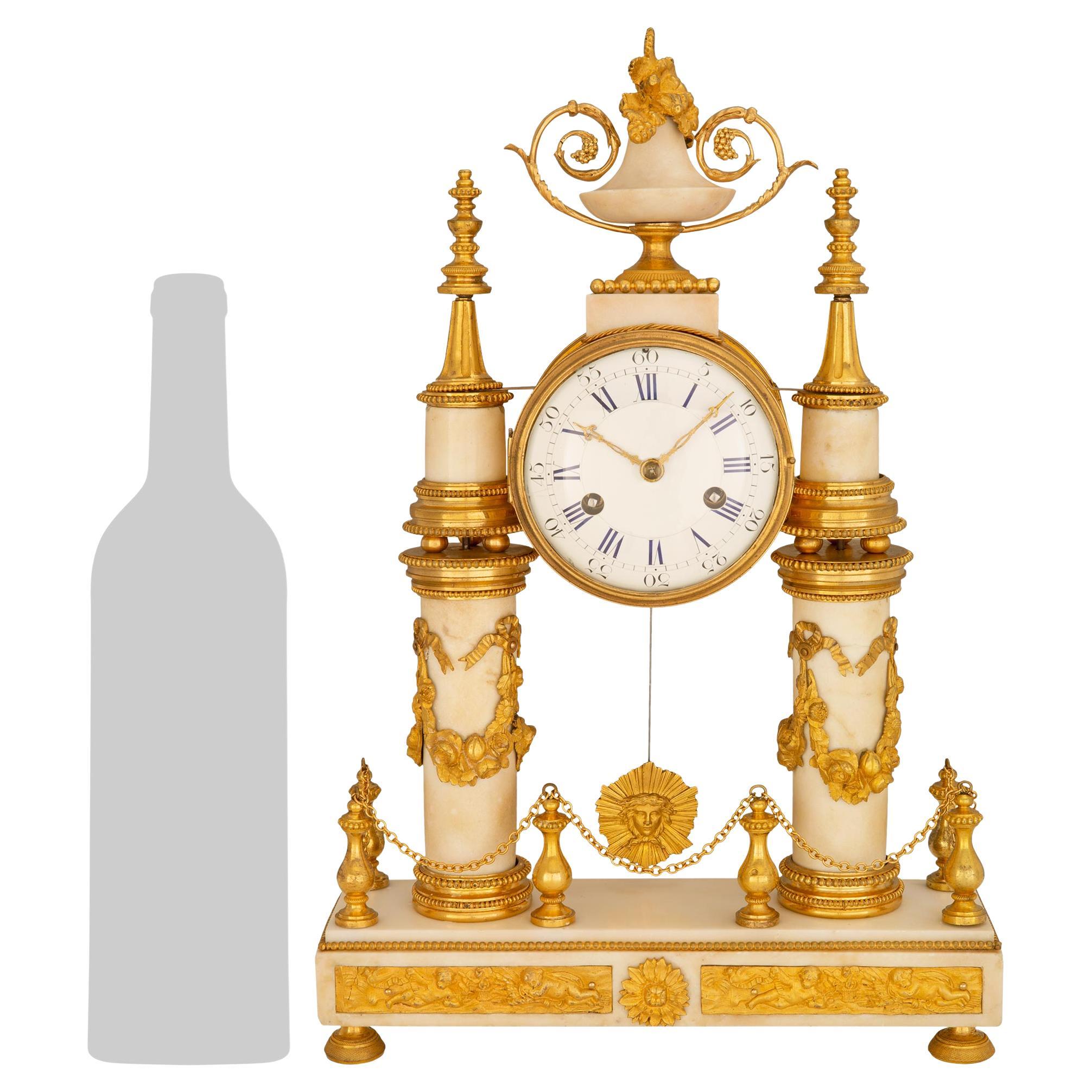Horloge française du XIXe siècle de style Louis XVI en marbre blanc de Carrare et bronze doré