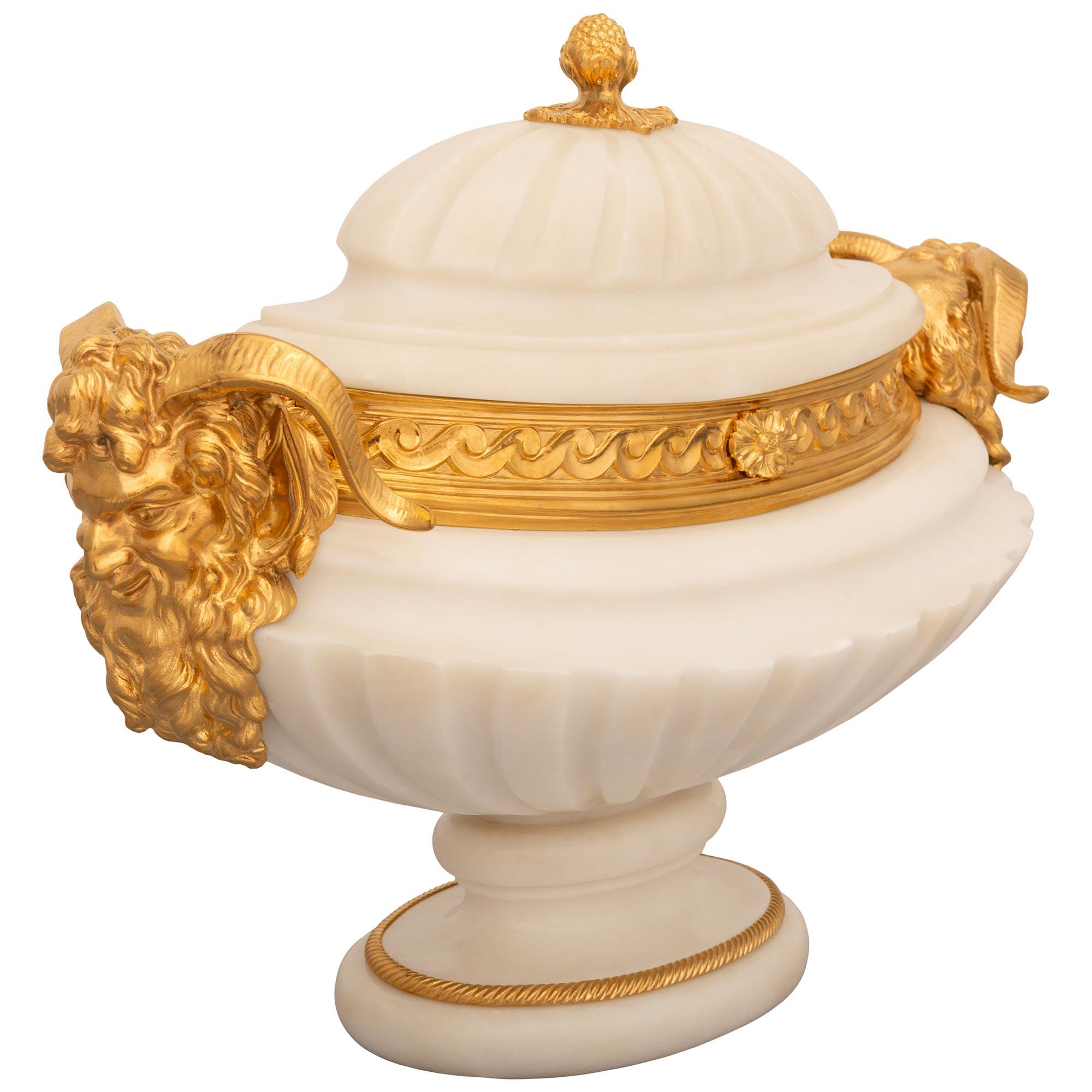 French 19th Century Louis XVI St. White Carrara Marble And Ormolu Lidded Urn In Good Condition For Sale In West Palm Beach, FL