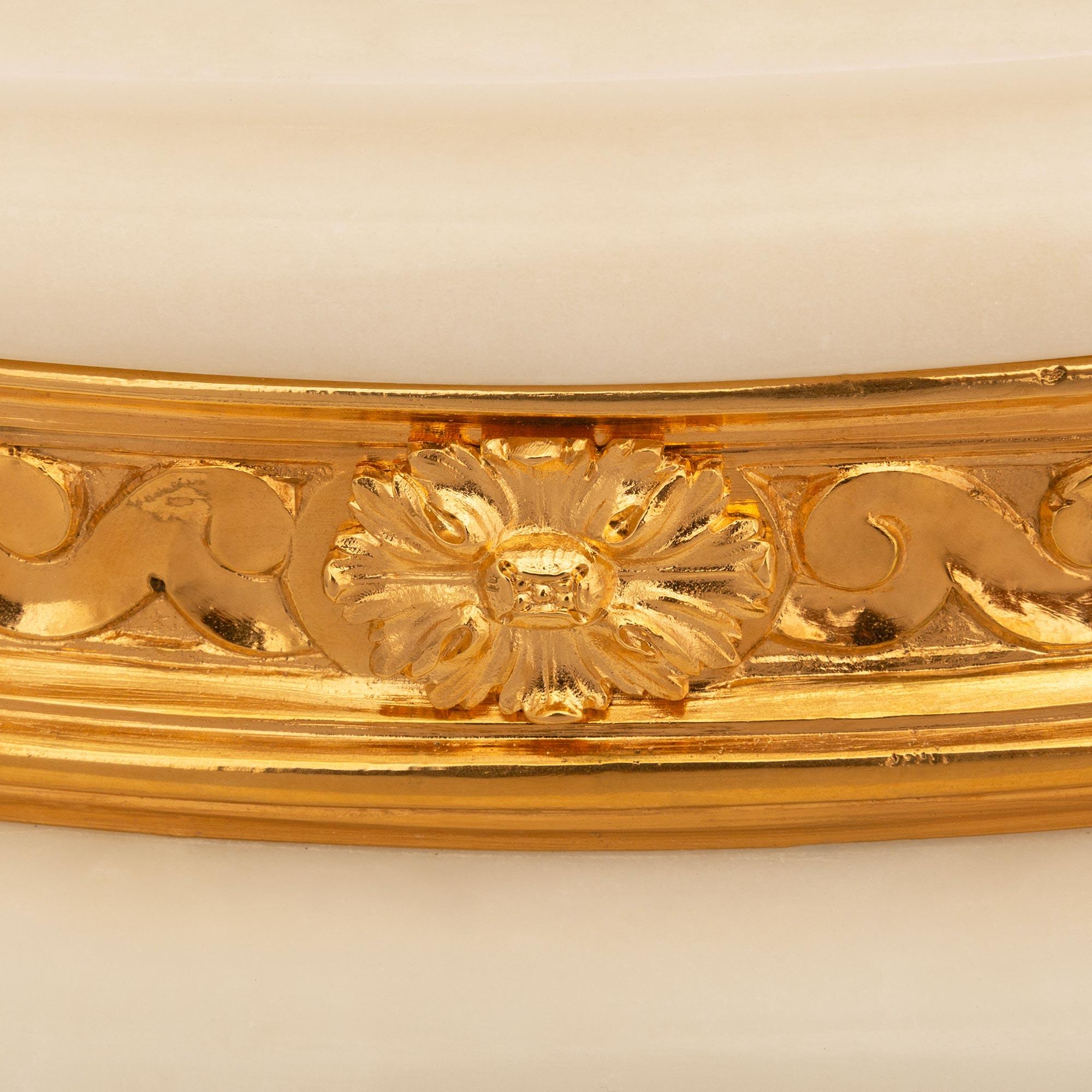 Urna con coperchio in marmo bianco di Carrara e ormolu del XIX secolo, stile Luigi XVI in vendita 2