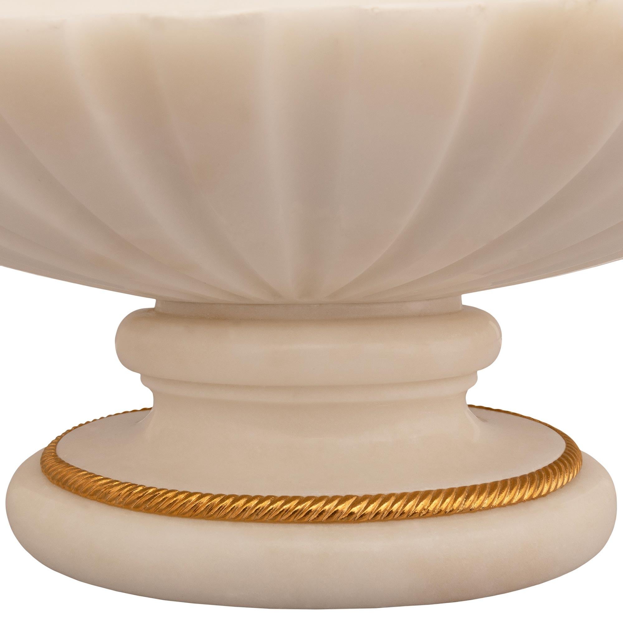 Urna con coperchio in marmo bianco di Carrara e ormolu del XIX secolo, stile Luigi XVI in vendita 3
