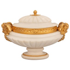 Urna con Tapa de Mármol de Carrara Blanco y Ormolu Francés del Siglo XIX San Luis XVI