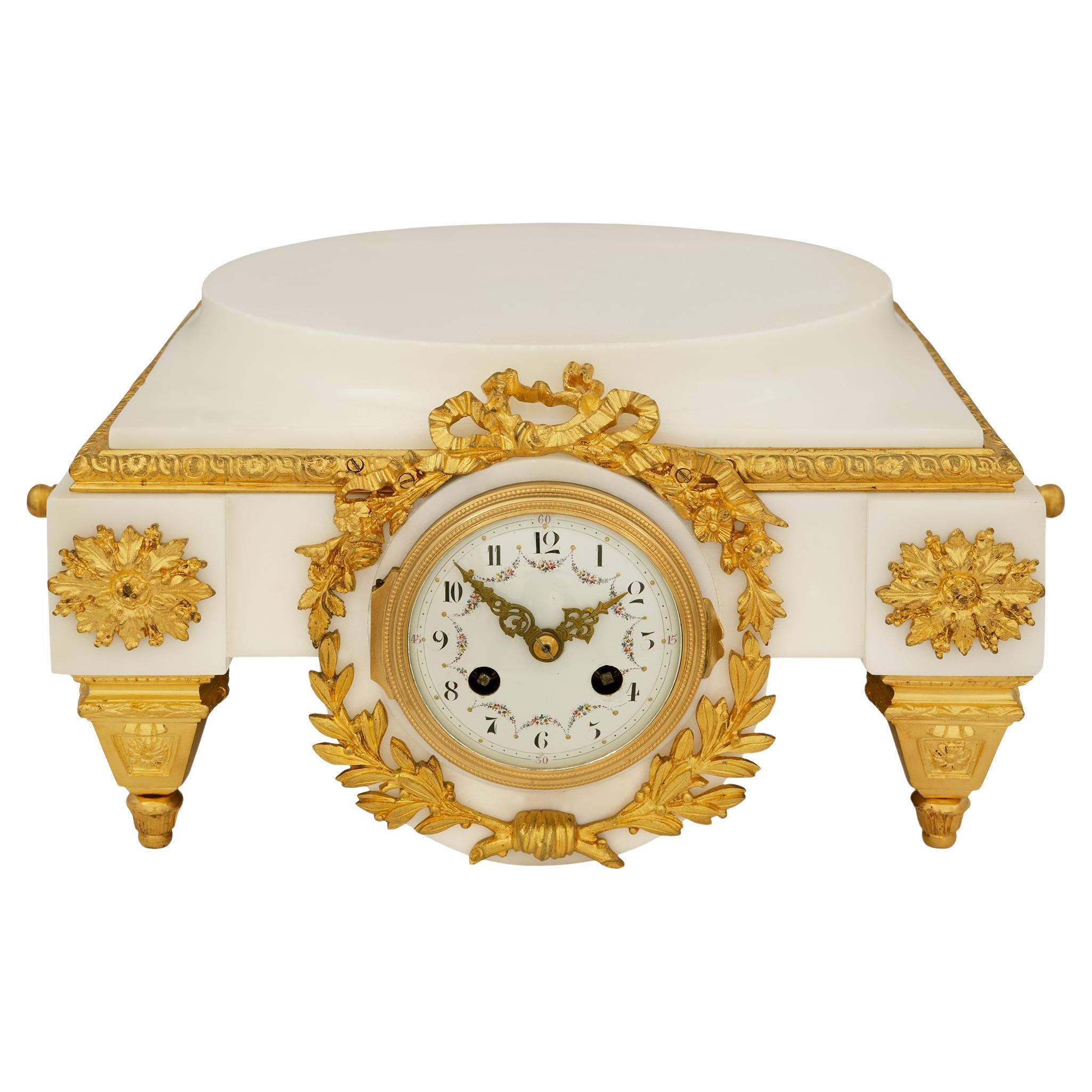 Pedestal/reloj francés del siglo XIX de mármol blanco de Carrara y Ormolu del s. XVI en venta