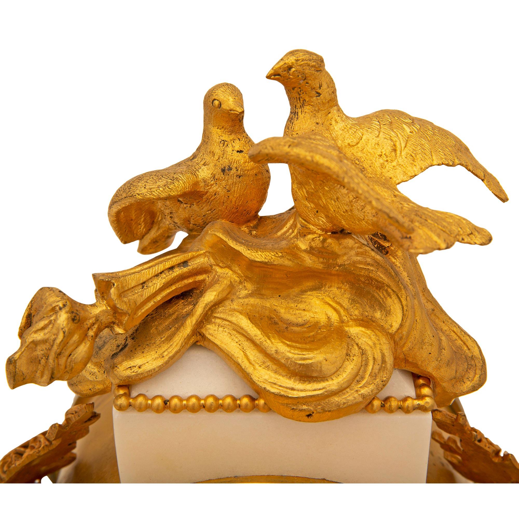 Bronze doré Horloge française Louis XVI du 19ème siècle en marbre de Carrare blanc en vente