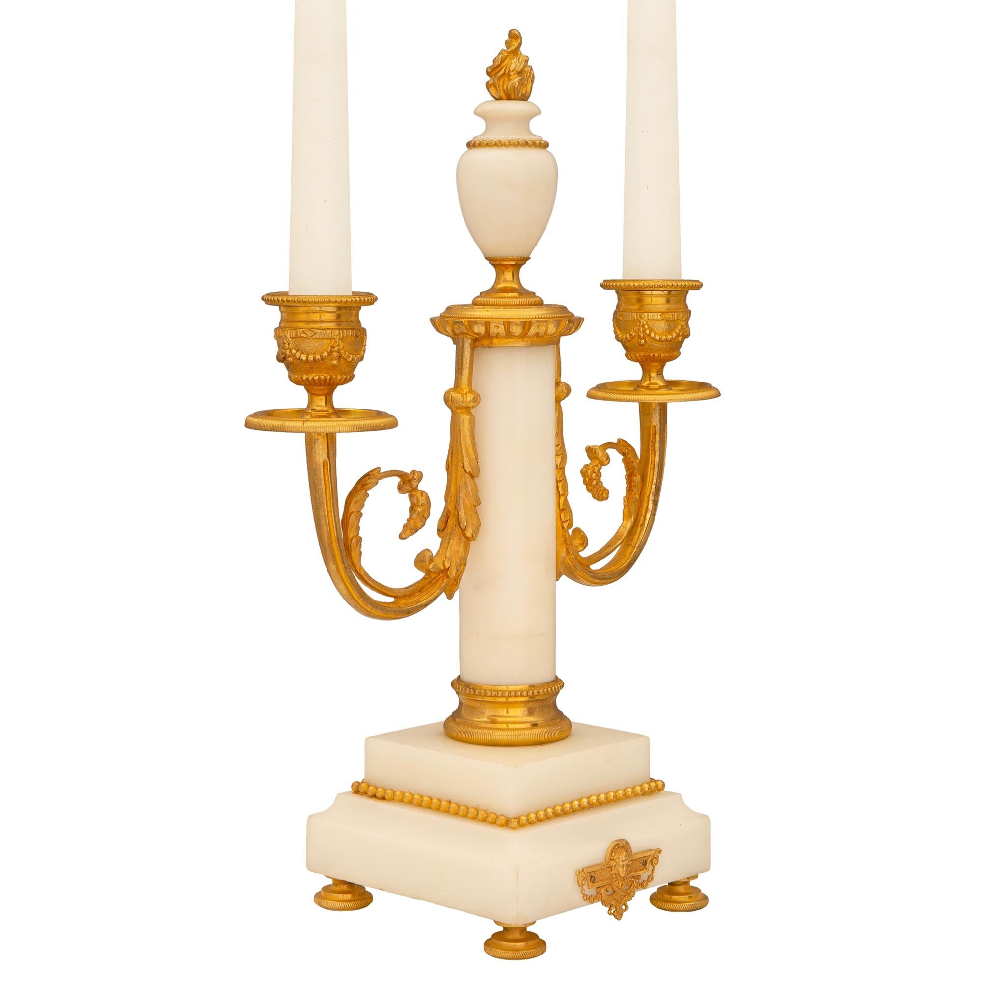 Similoro Set di orologi da tavolo in marmo bianco di Carrara francese del XIX secolo Luigi XVI St. in vendita