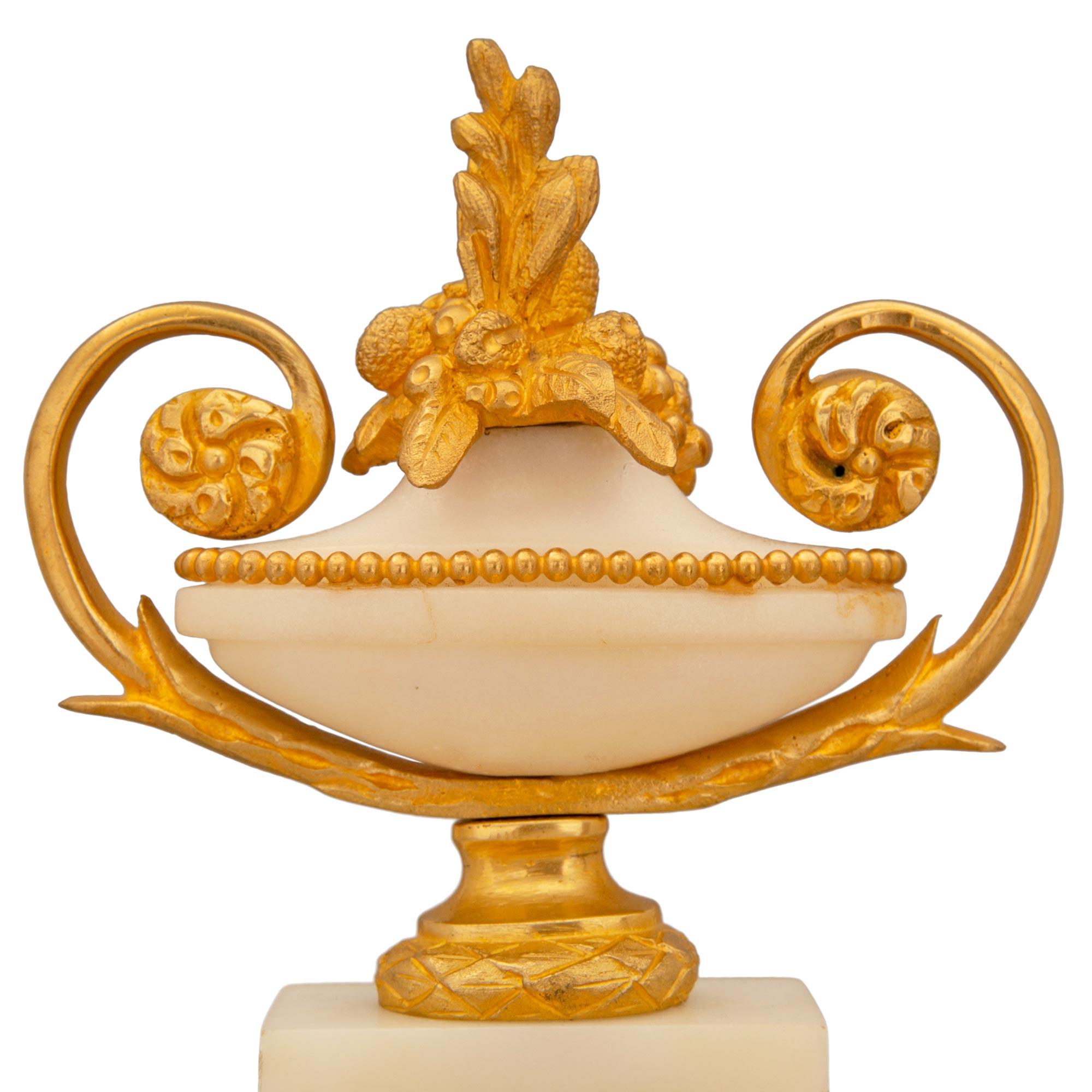 Set di orologi da tavolo in marmo bianco di Carrara francese del XIX secolo Luigi XVI St. in vendita 2