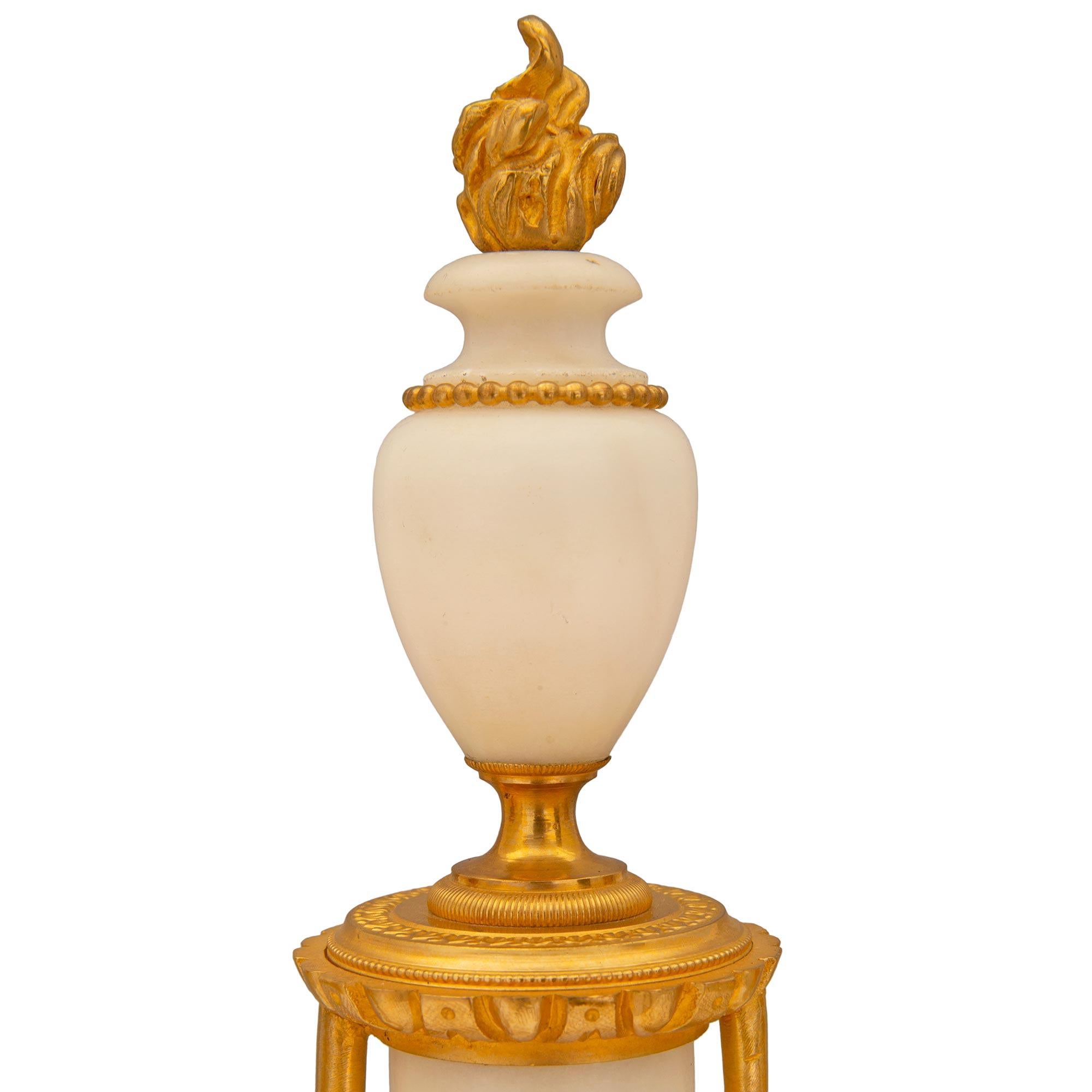 Set di orologi da tavolo in marmo bianco di Carrara francese del XIX secolo Luigi XVI St. in vendita 3