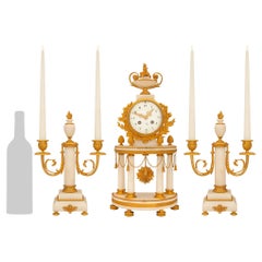 Ensemble d'horloge et de garnitures en marbre de Carrare blanc de style Louis XVI du 19ème siècle français