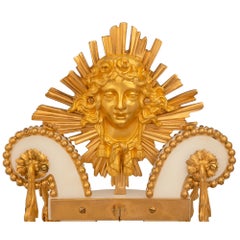 Französische Louis-XVI-Uhr aus weißem Carrara-Marmor, Goldbronze und Juwelen aus dem 19. Jahrhundert