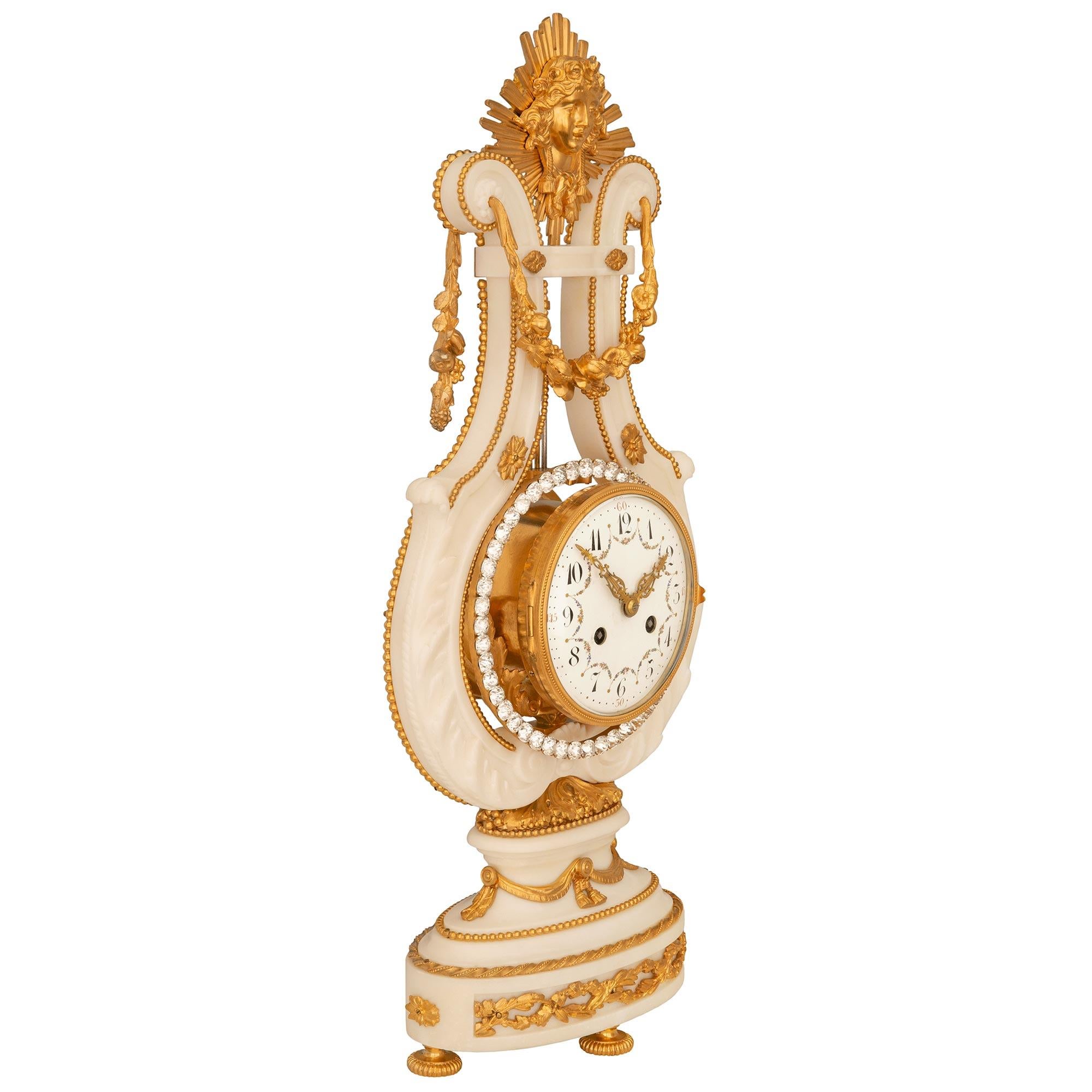 Französische Louis-XVI-Uhr aus weißem Carrara-Marmor, Goldbronze und Juwelen aus dem 19. Jahrhundert (Louis XVI.) im Angebot
