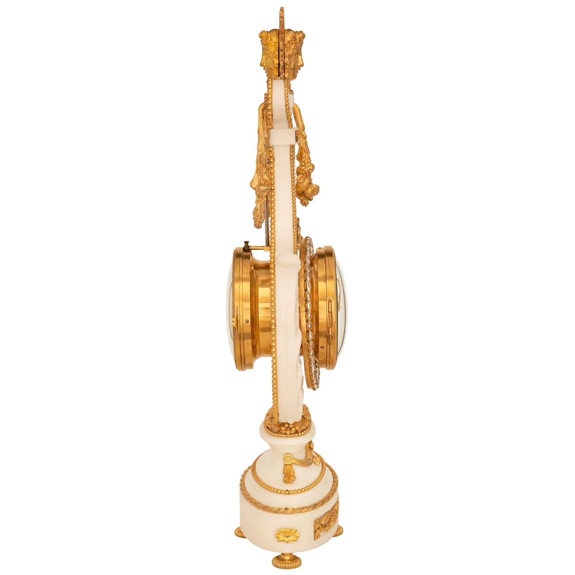 Horloge française du 19ème siècle de style Louis XVI en marbre de Carrare blanc, bronze doré et bijoux Bon état - En vente à West Palm Beach, FL