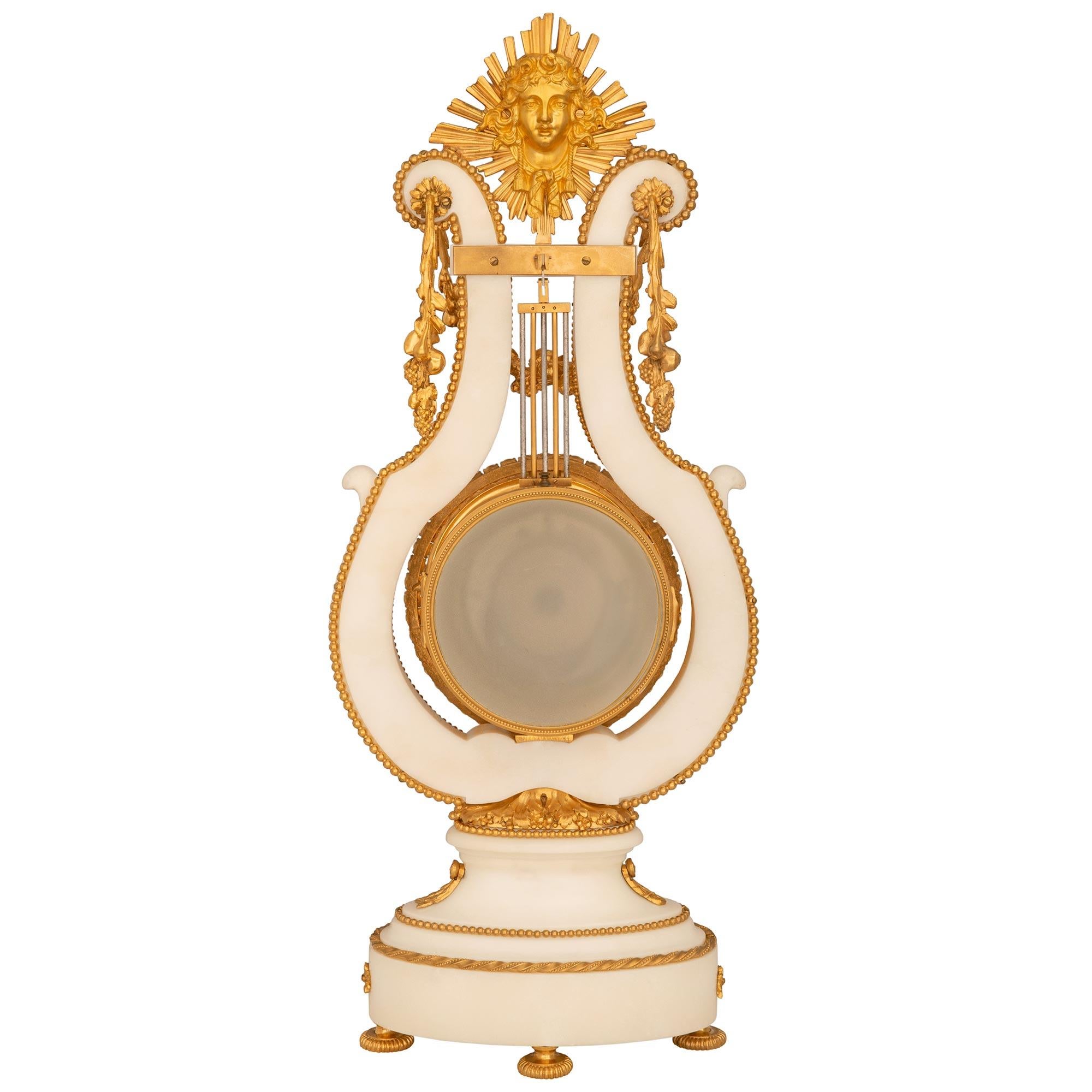 XIXe siècle Horloge française du 19ème siècle de style Louis XVI en marbre de Carrare blanc, bronze doré et bijoux en vente